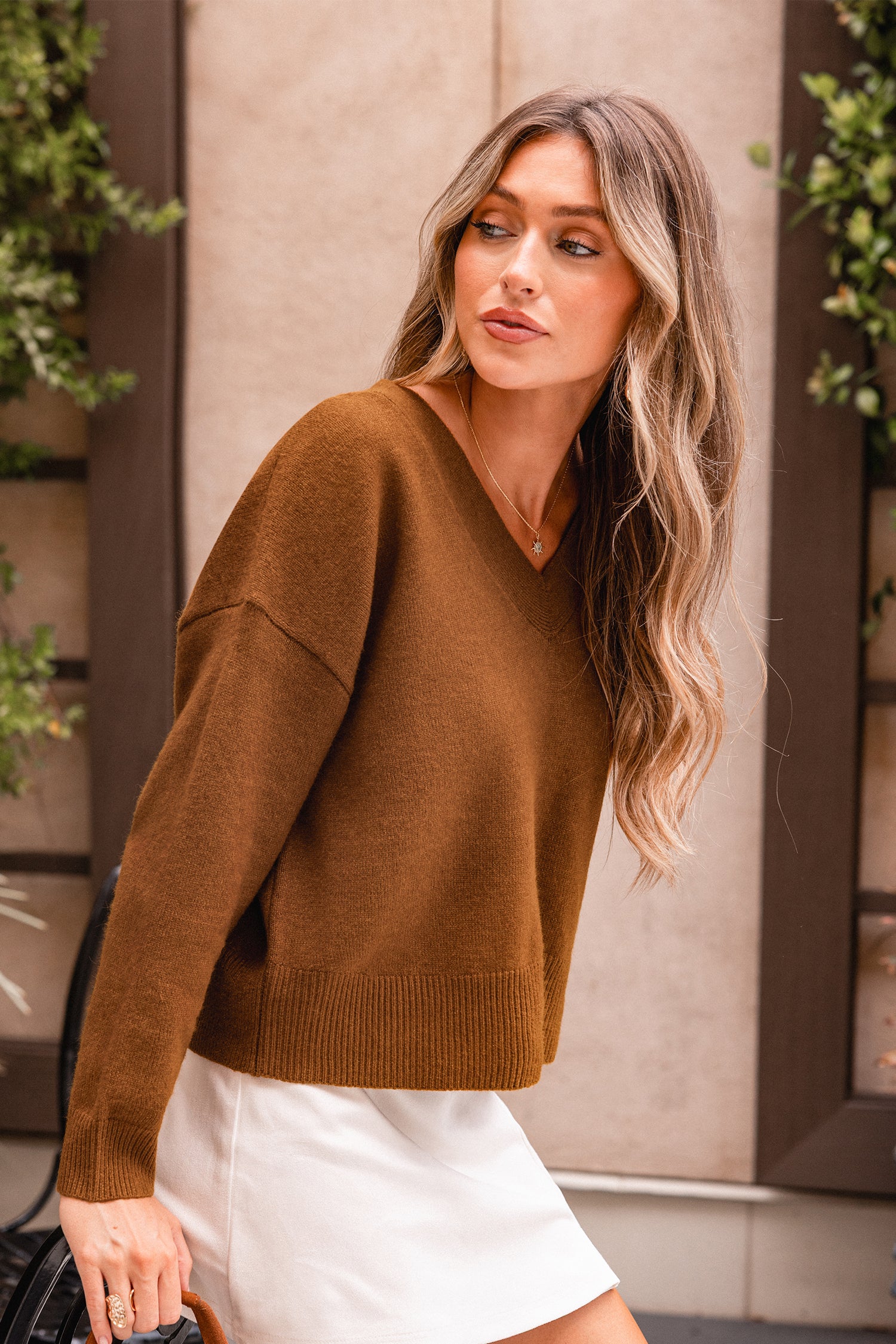 Brauner Langarmpullover mit V-Ausschnitt