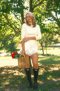 Zarte beige Shorts mit Spitzenbesatz