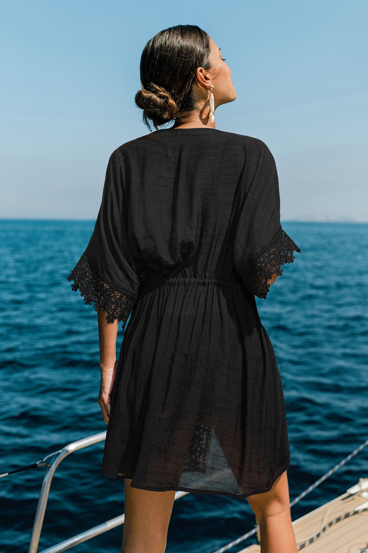 Schwarzes Mini-Strandkleid mit tiefem Ausschnitt und Spitze