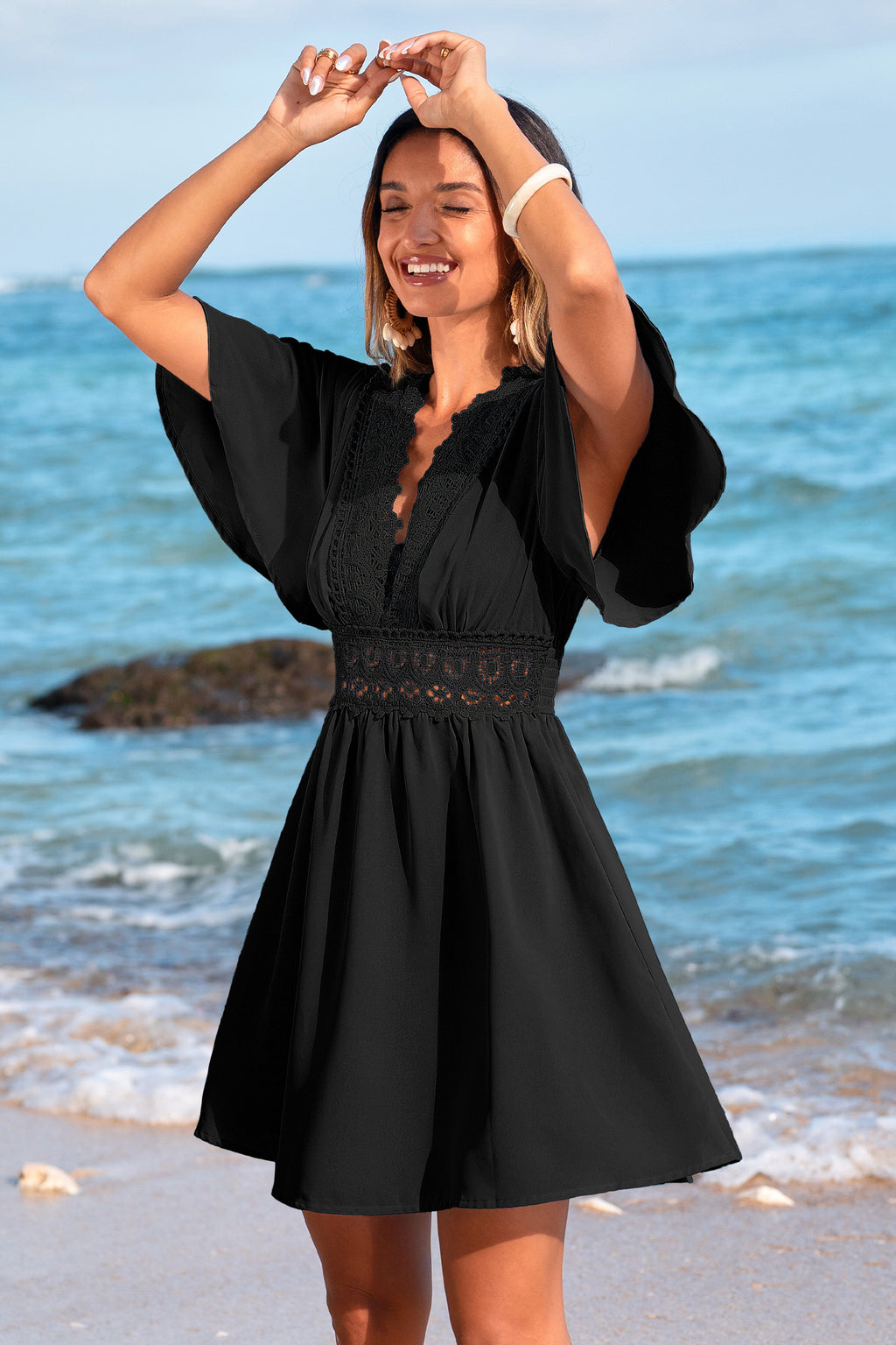 Schwarzes Kurzarm Mini-Strandkleid mit Spitzenbesatz