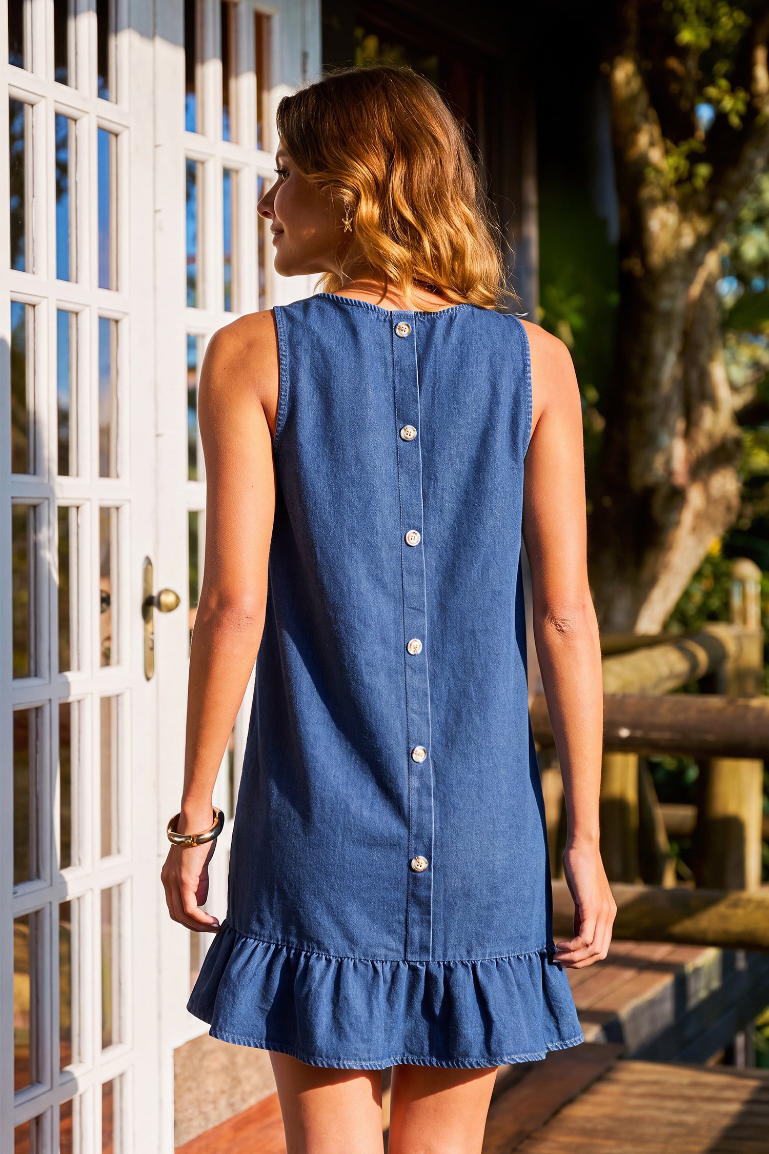 Mini-Jeanskleid mit V-Ausschnitt aus Baumwolle