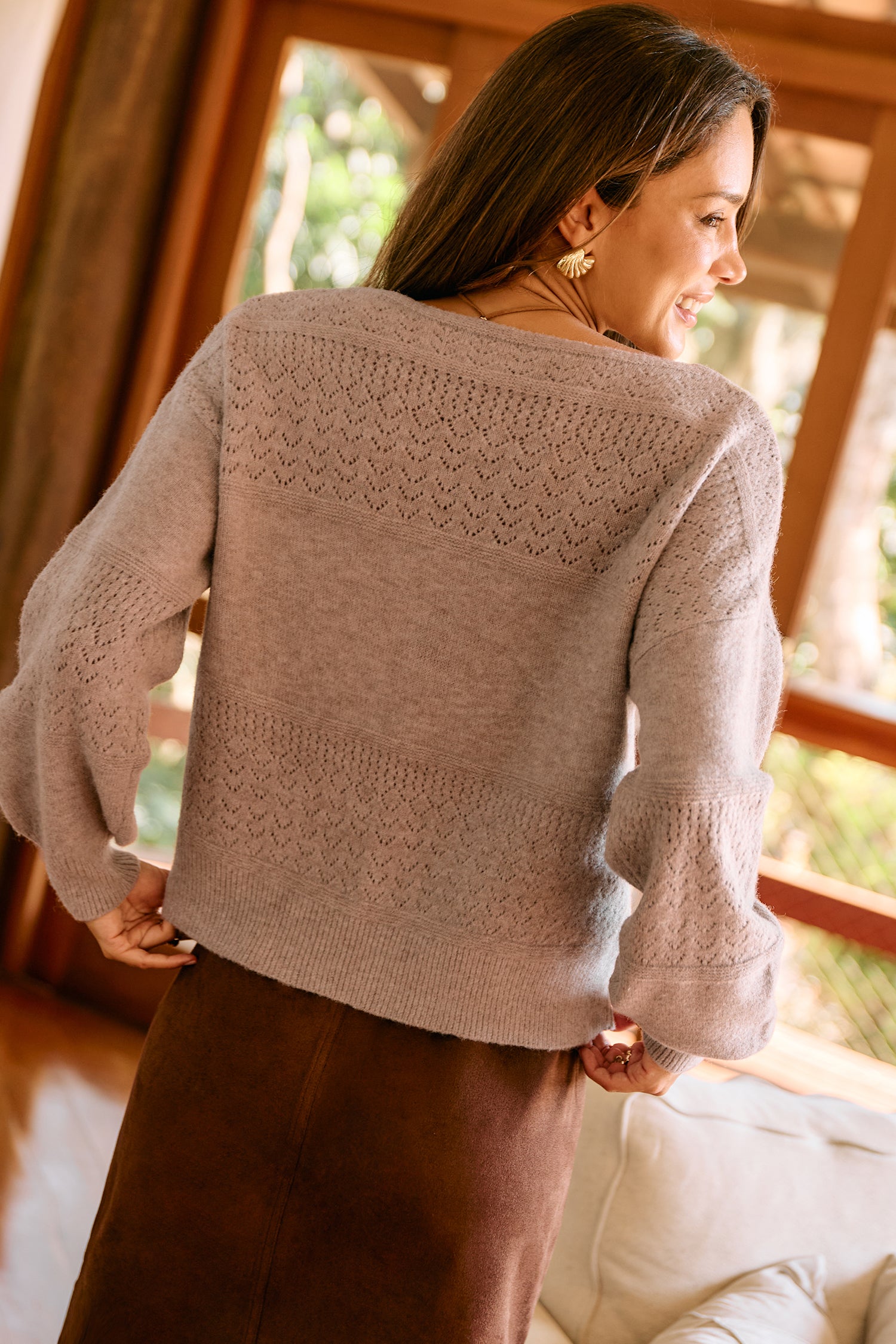 Taupefarbener Langarmpullover mit V-Ausschnitt