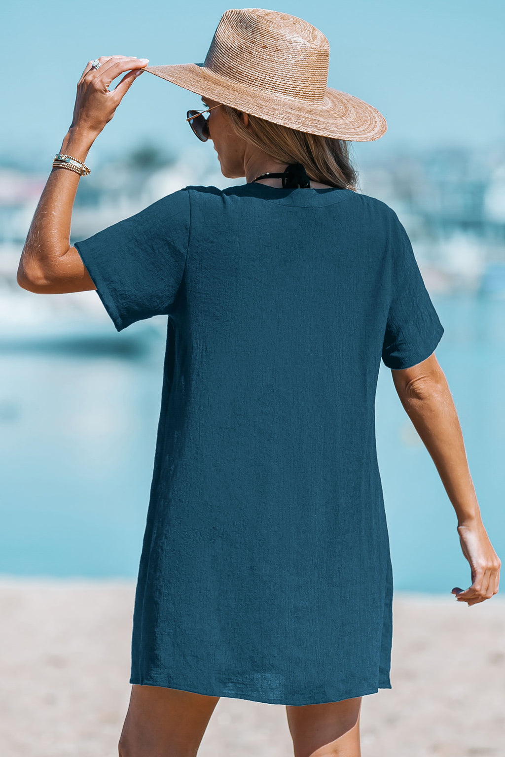 Blaues Mini-Strandkleid mit offenem Ausschnitt