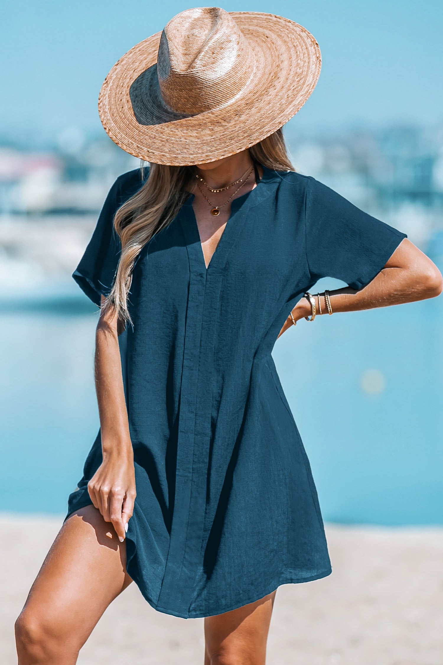 Blaues Mini-Strandkleid mit offenem Ausschnitt