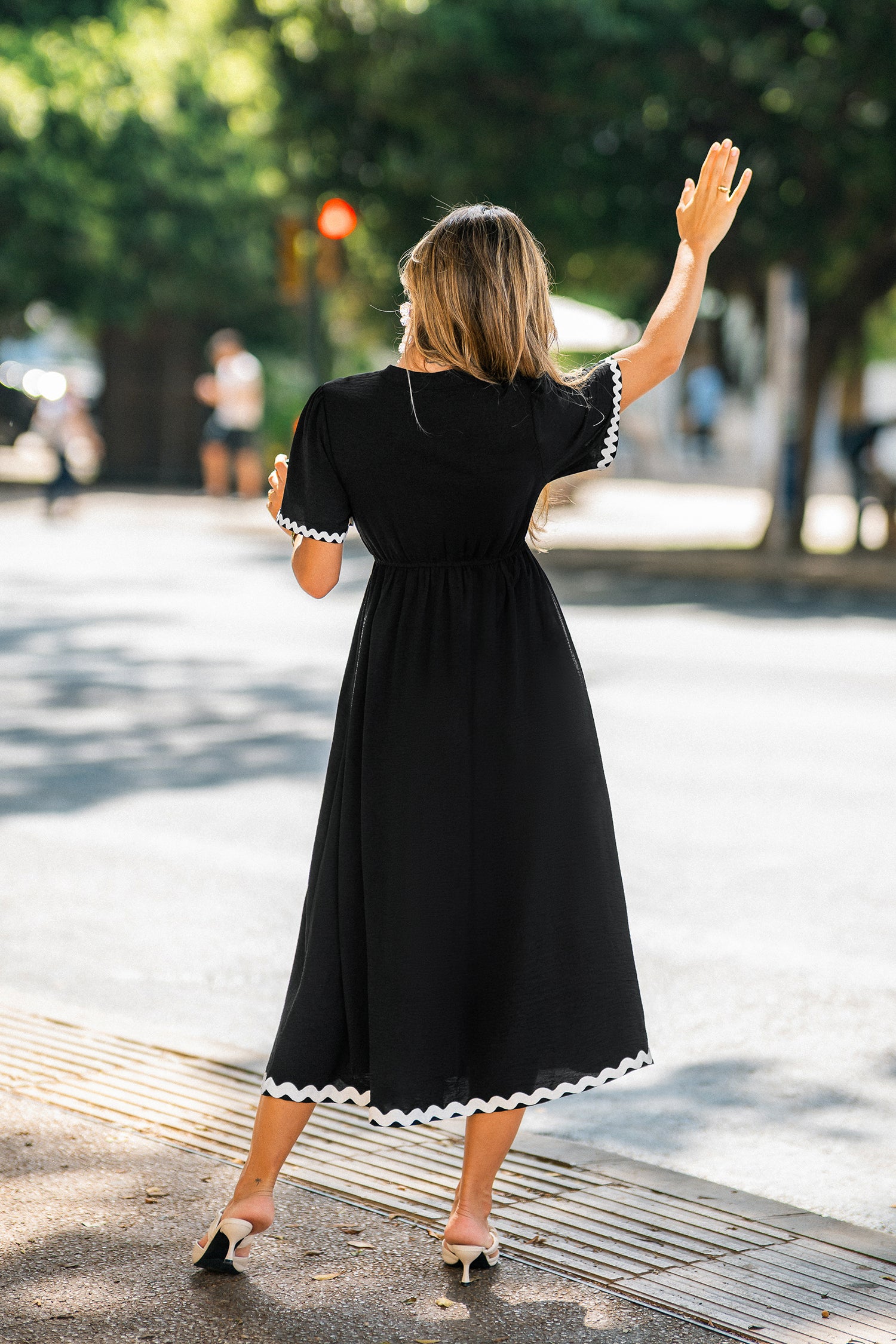 Schwarzes Kurzarm Maxikleid mit Kontrastdetails