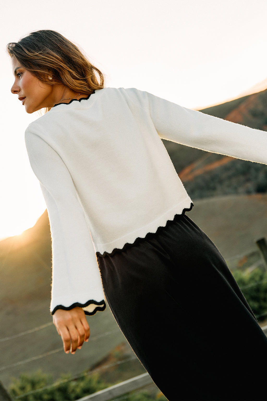 Weißer Langarmpullover mit V-Ausschnitt und Wellensaum