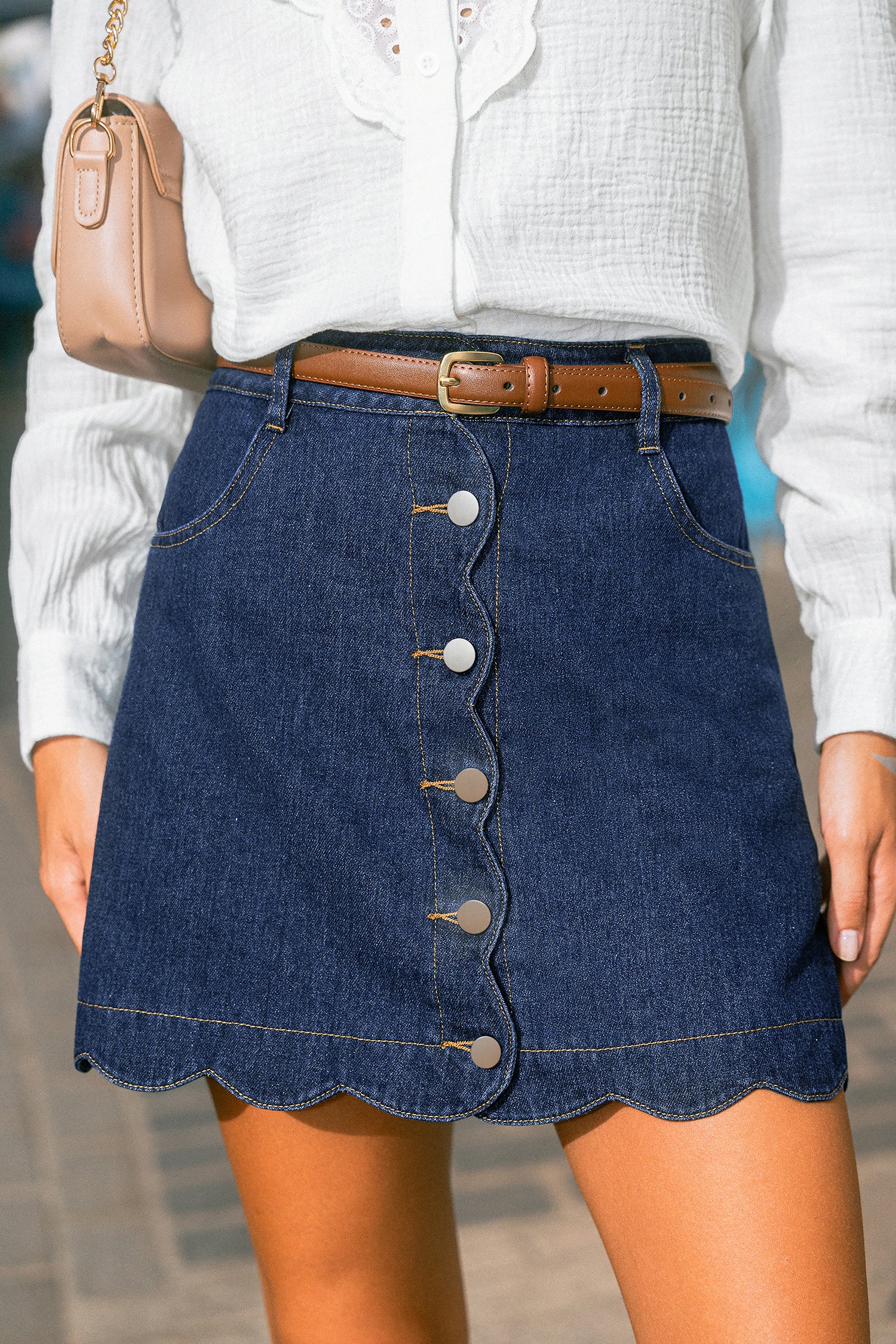 Blauer Mini-Jeansrock mit Wellensaum