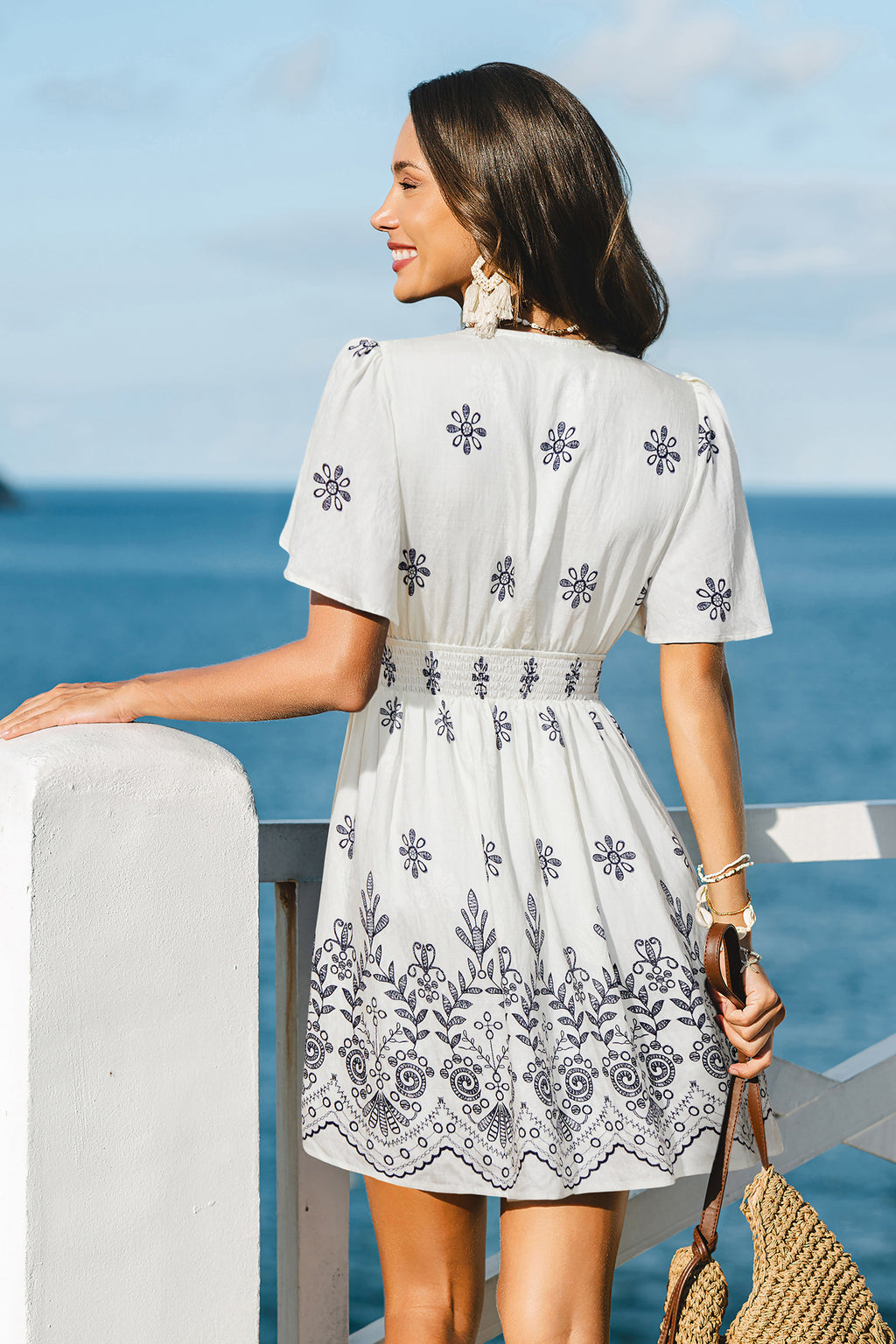 Geblümtes Kurzarm Mini-Strandkleid mit tiefem Ausschnitt