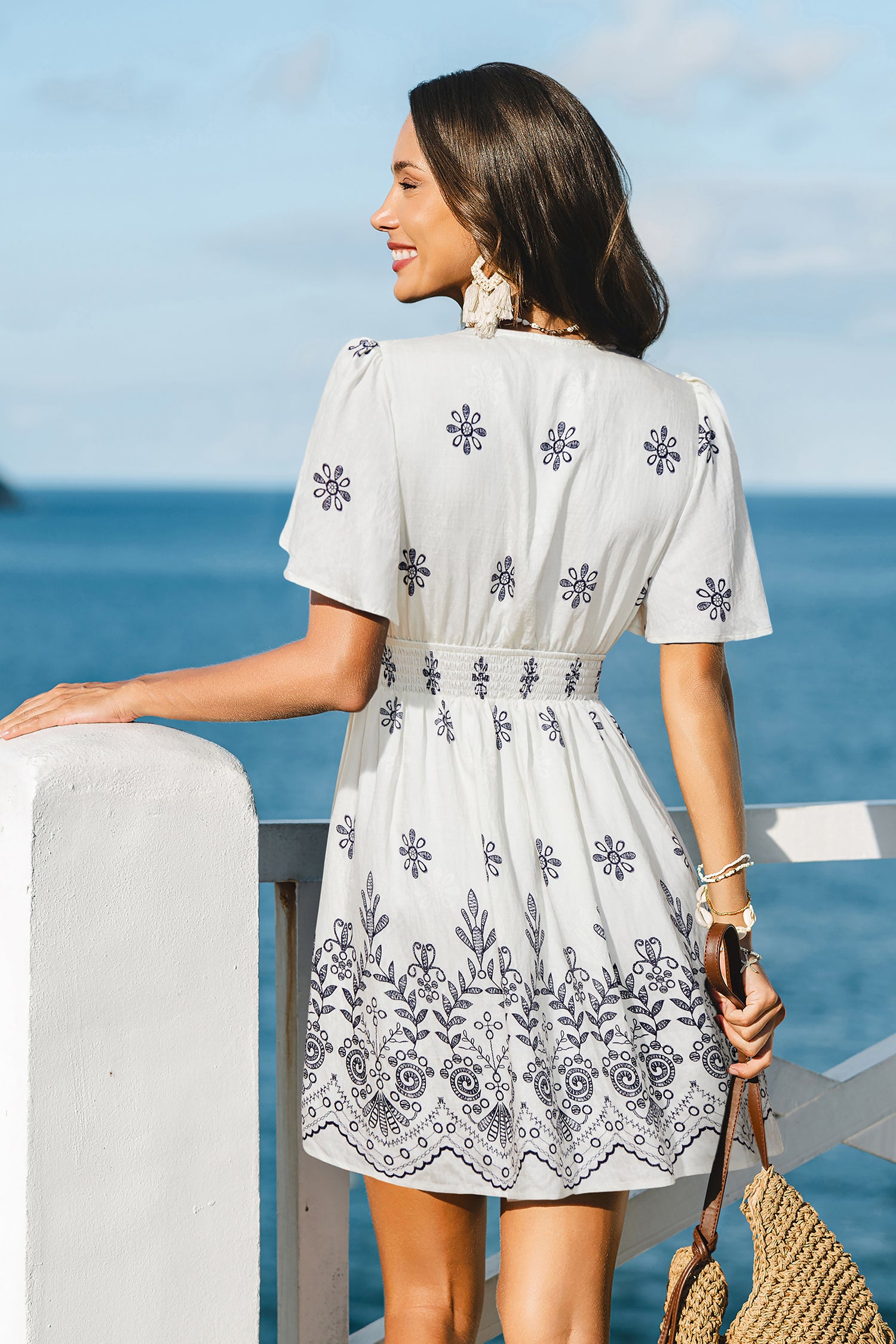 Geblümtes Kurzarm Mini-Strandkleid mit tiefem Ausschnitt