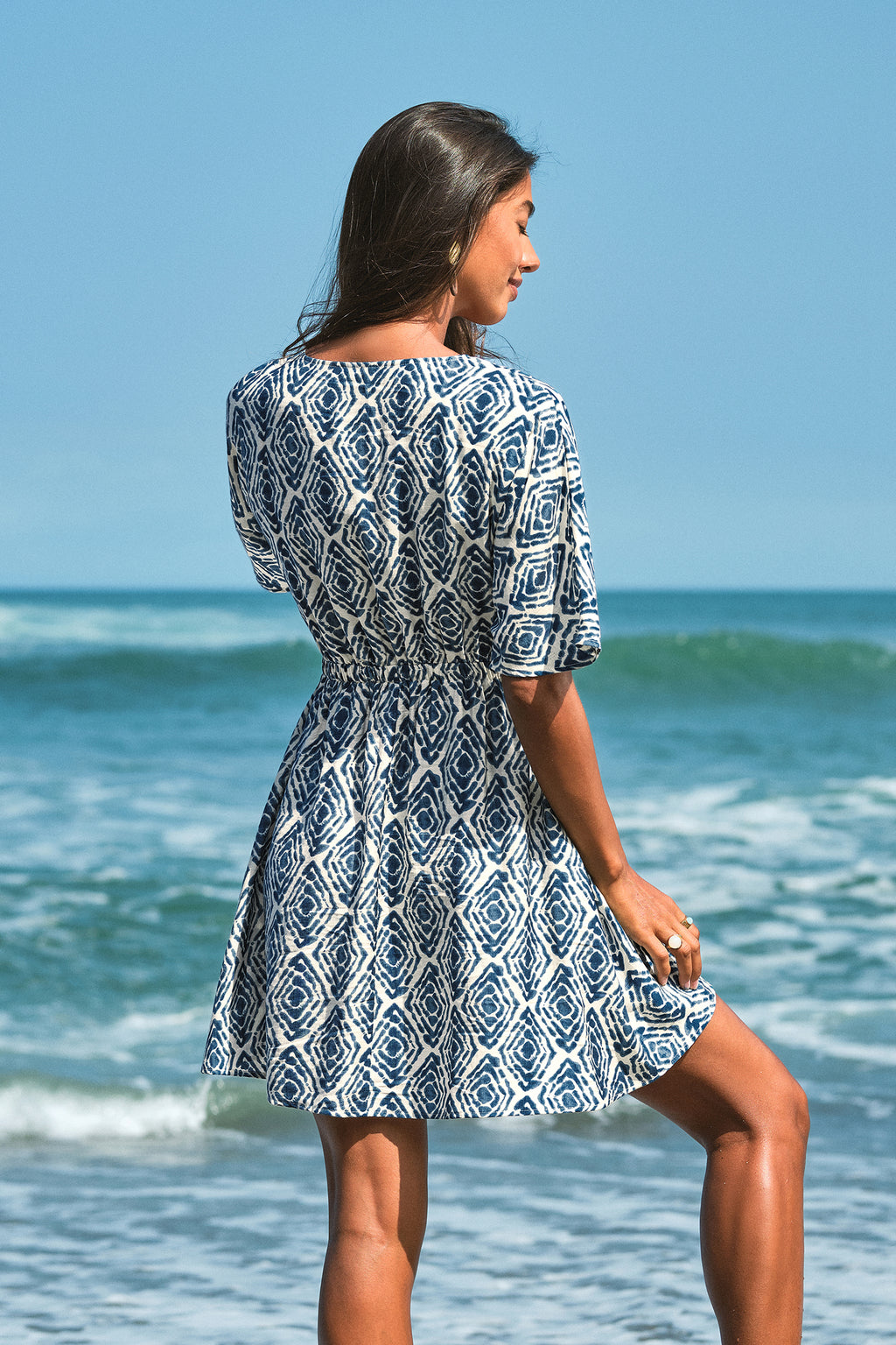 Blaues Mini-Strandkleid mit geometrischem Muster