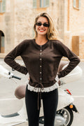 Braune Strickjacke mit Spitzenbesatz