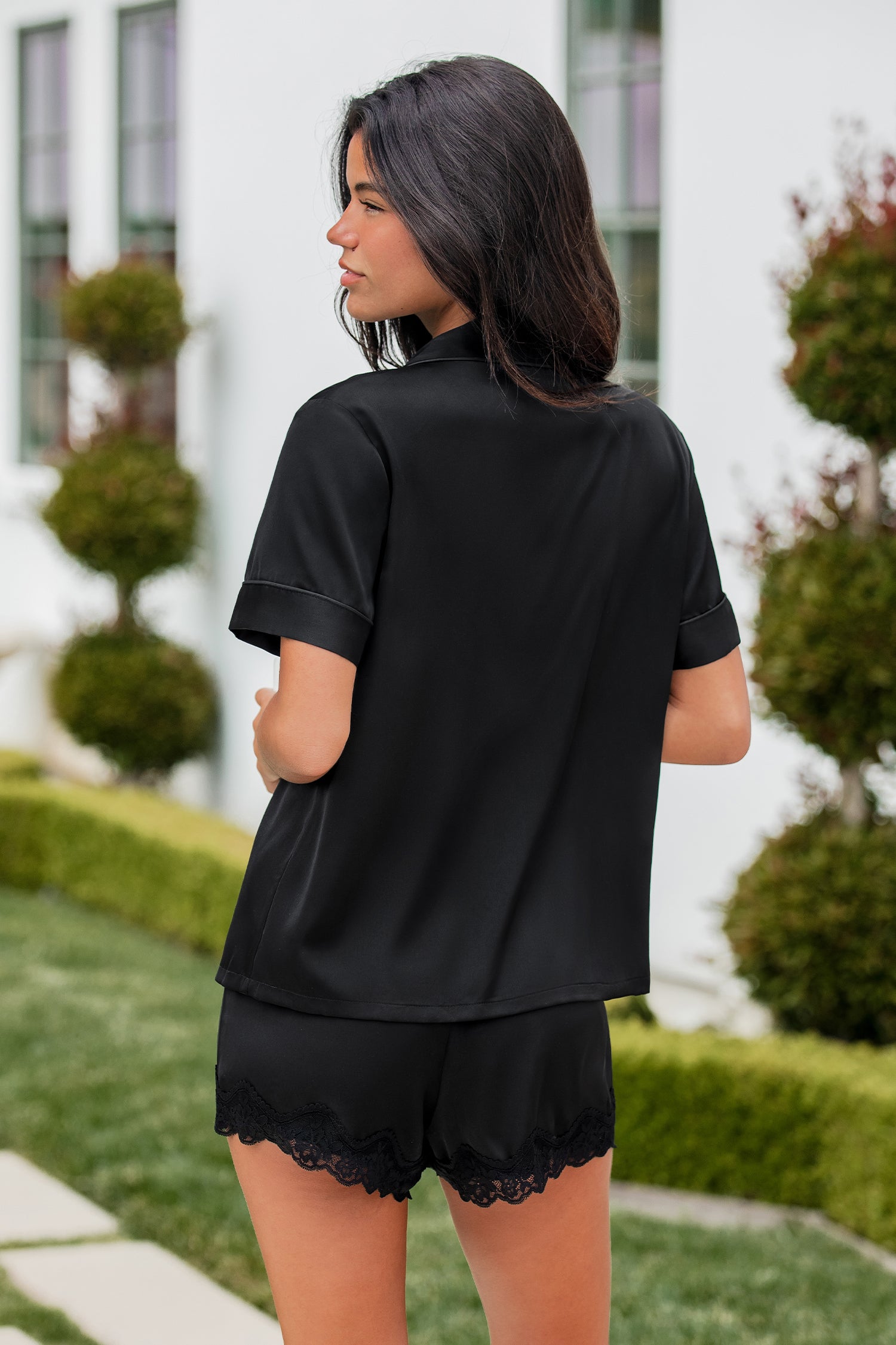Schwarzes Pyjama-Set aus Kurzarmshirt und Shorts