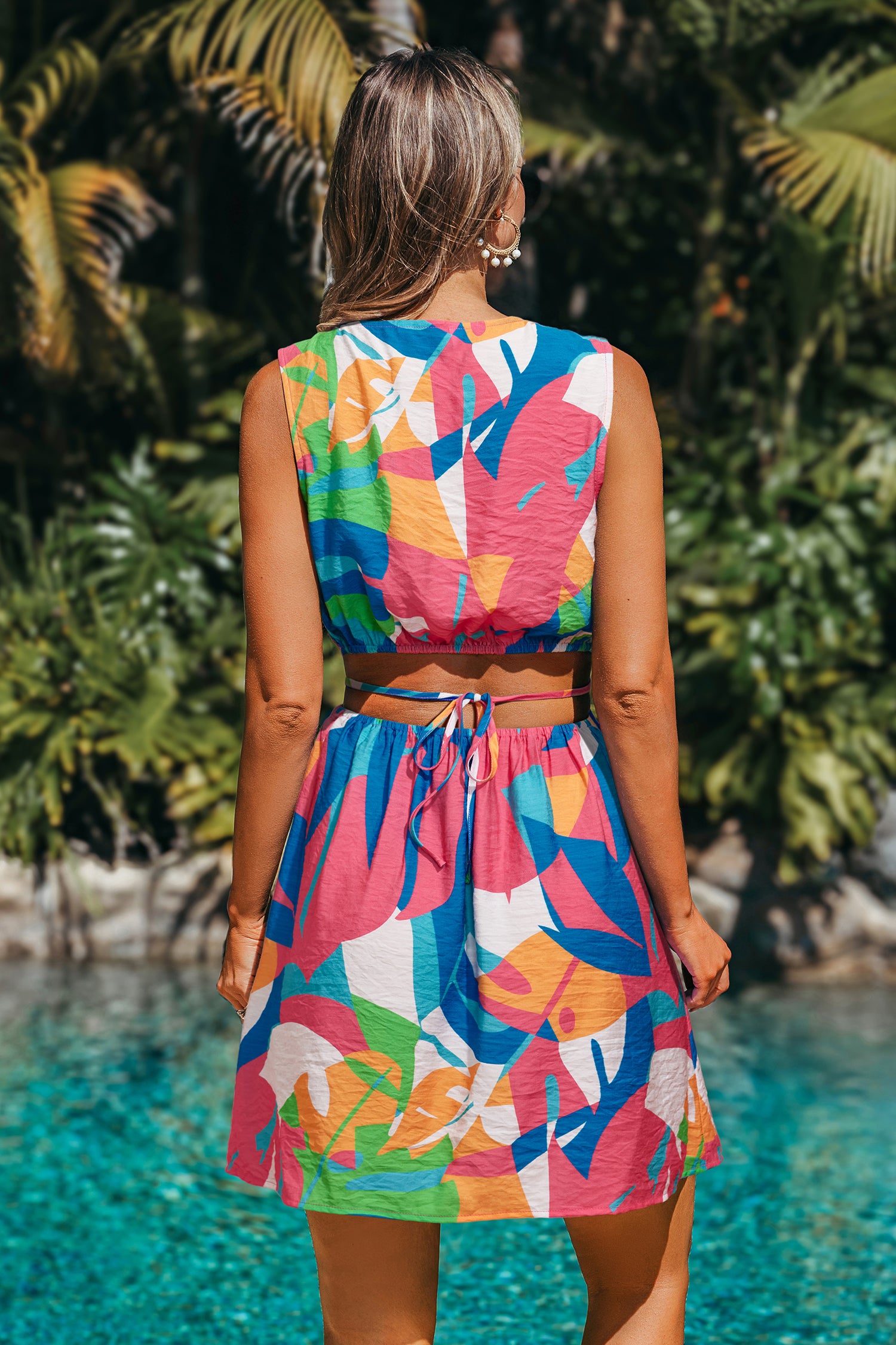 Abstraktes Ärmelloses Mini-Strandkleid in Wickeloptik