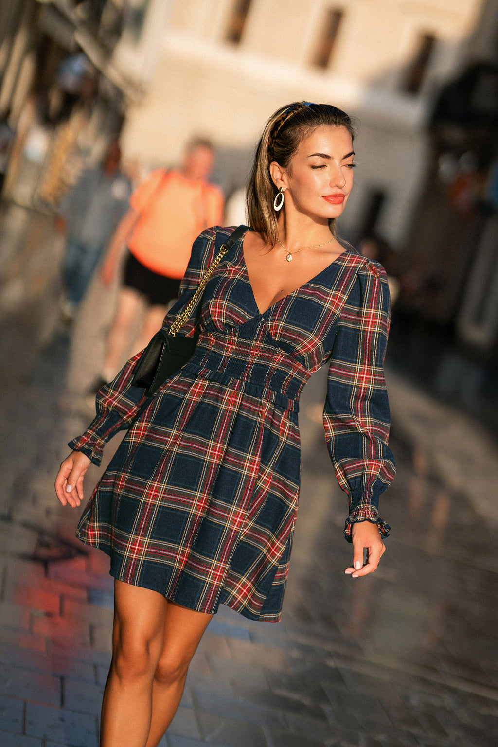 Kariertes Langarm Minikleid mit gesmokter Taille