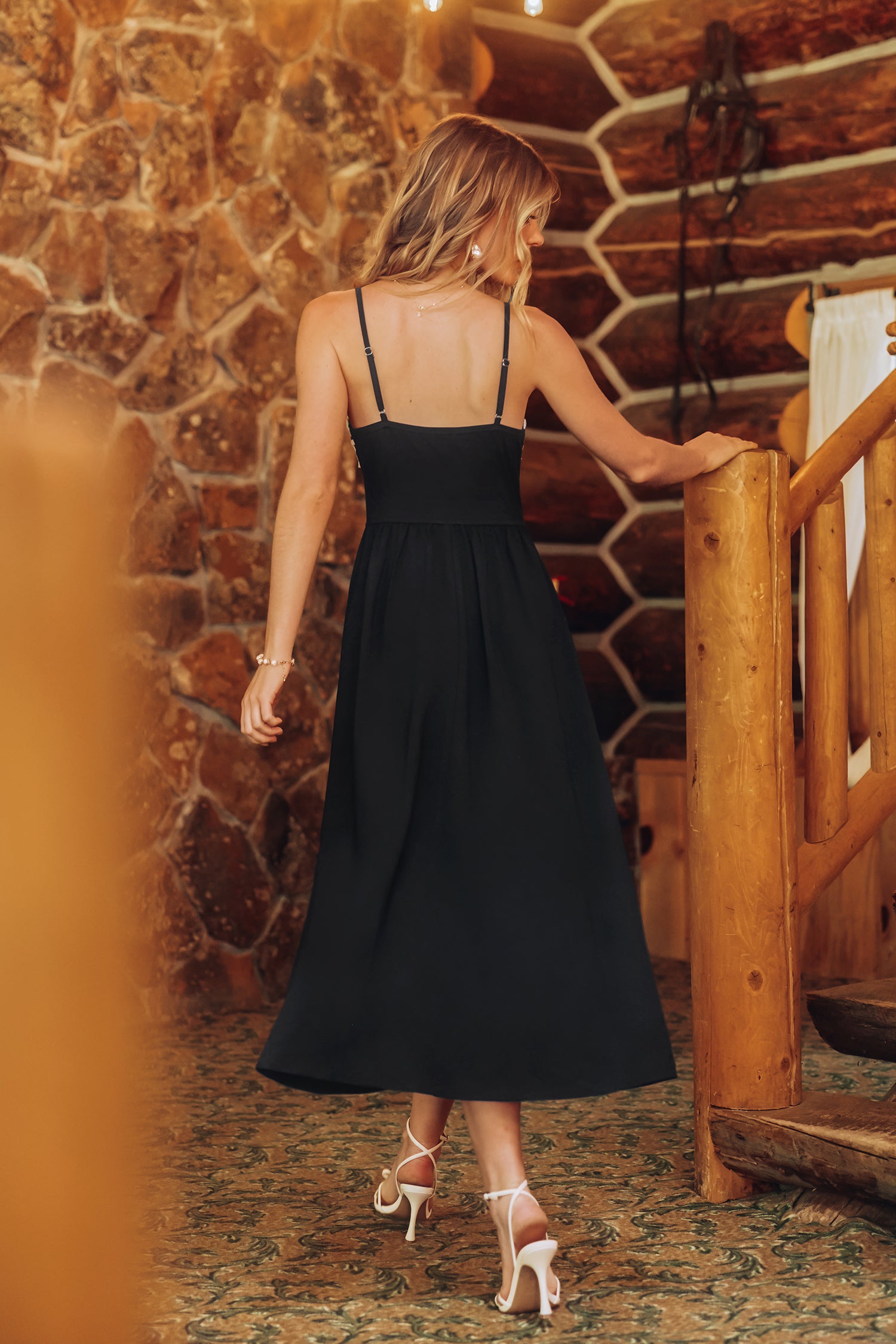 Schwarzes elegantes Maxikleid mit U-Ausschnitt