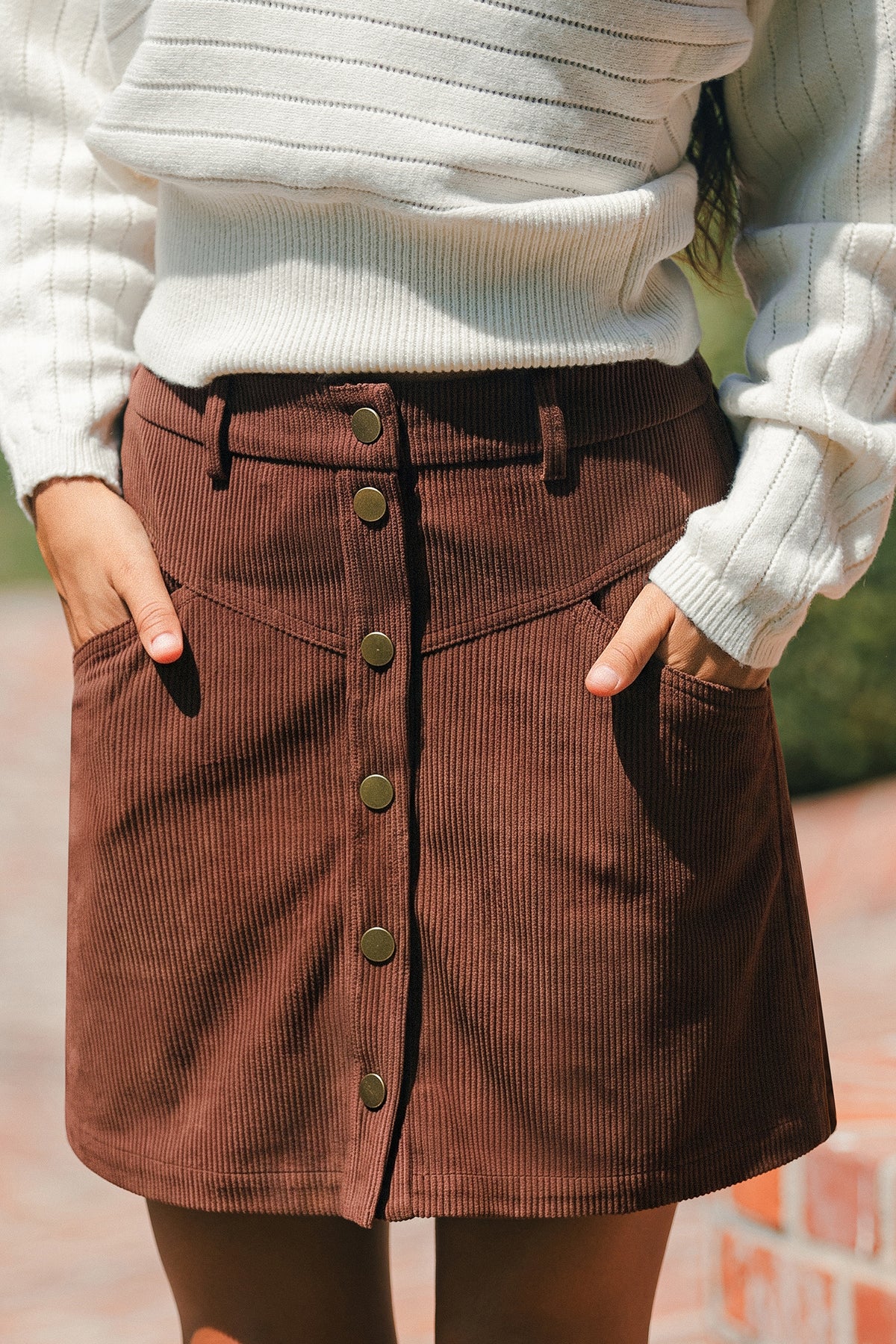 Brauner Cord-Minirock mit Knopfleiste