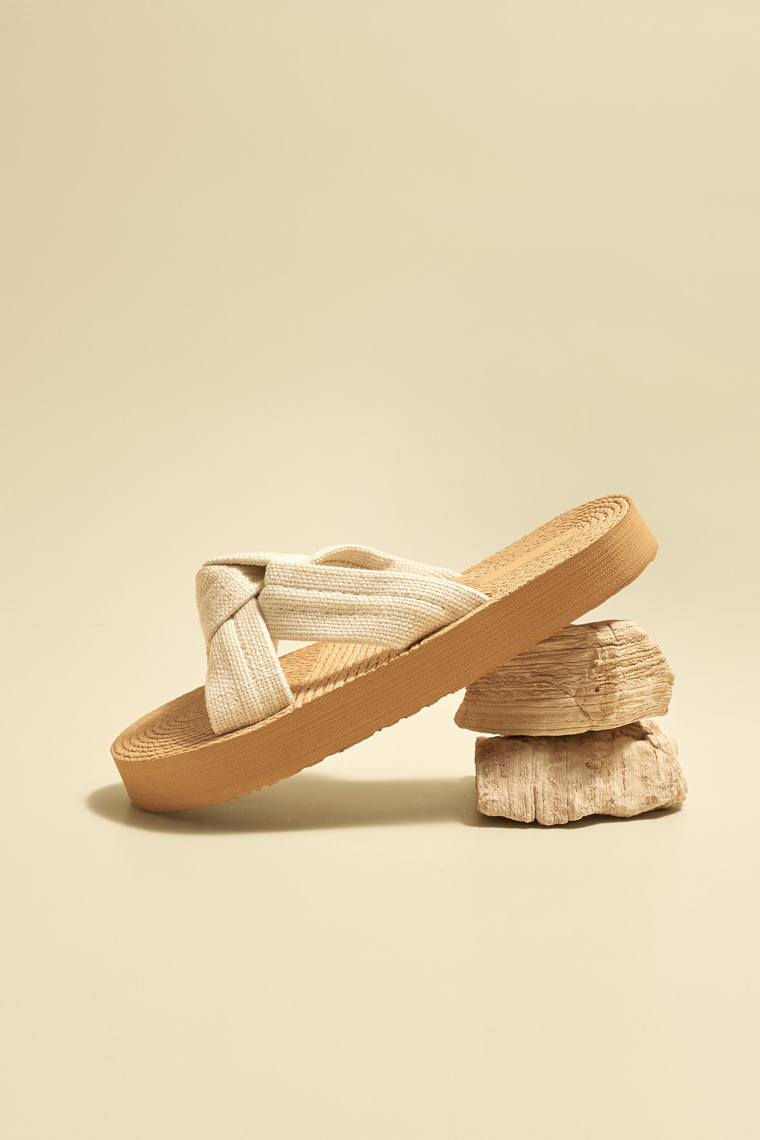 Neutrale Knoten-Riemen Plateau-Sandalen