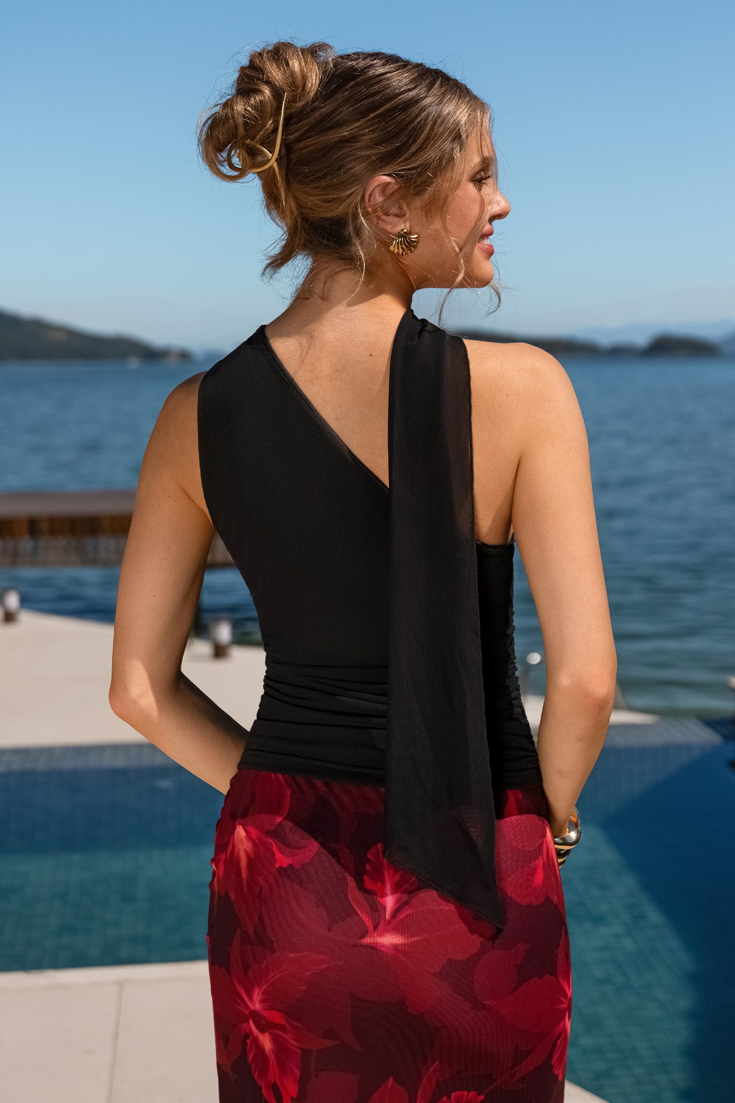 Schwarzes Top mit asymmetrischem Ausschnitt und Halstuch-Detail