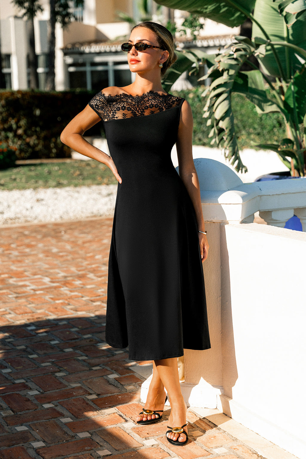 Schwarzes Elegantes Midikleid mit Spitzenbesatz