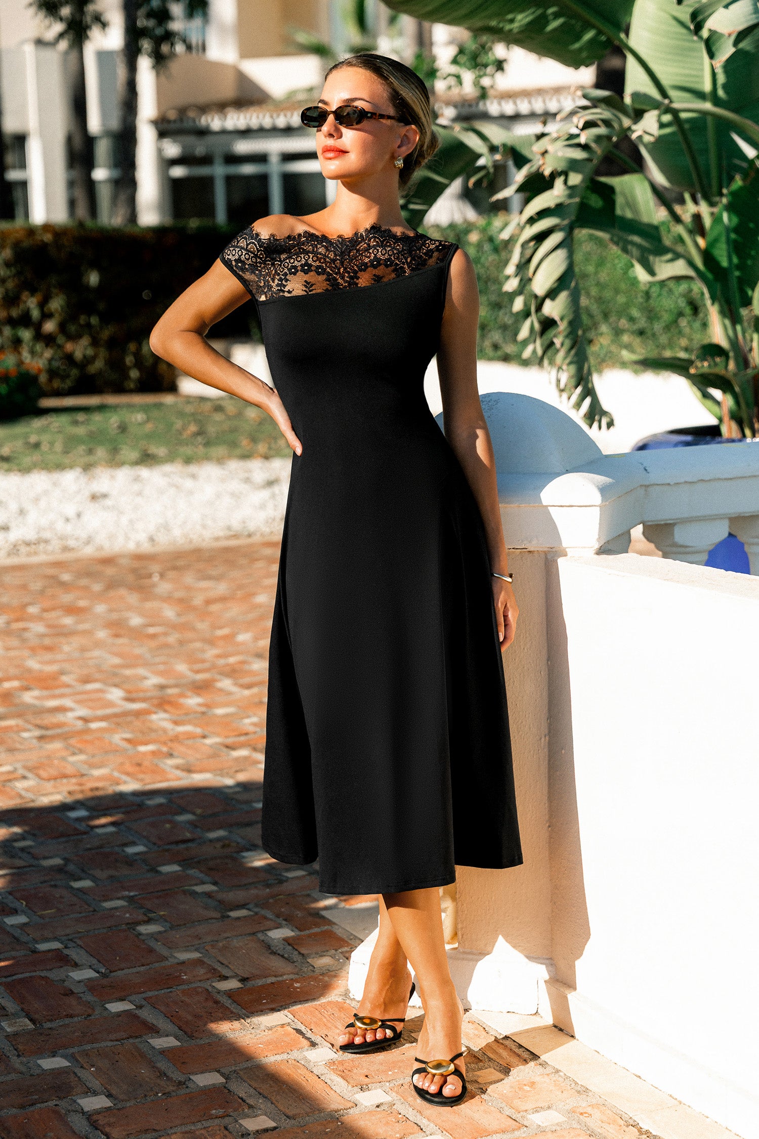 Schwarzes Elegantes Midikleid mit Spitzenbesatz