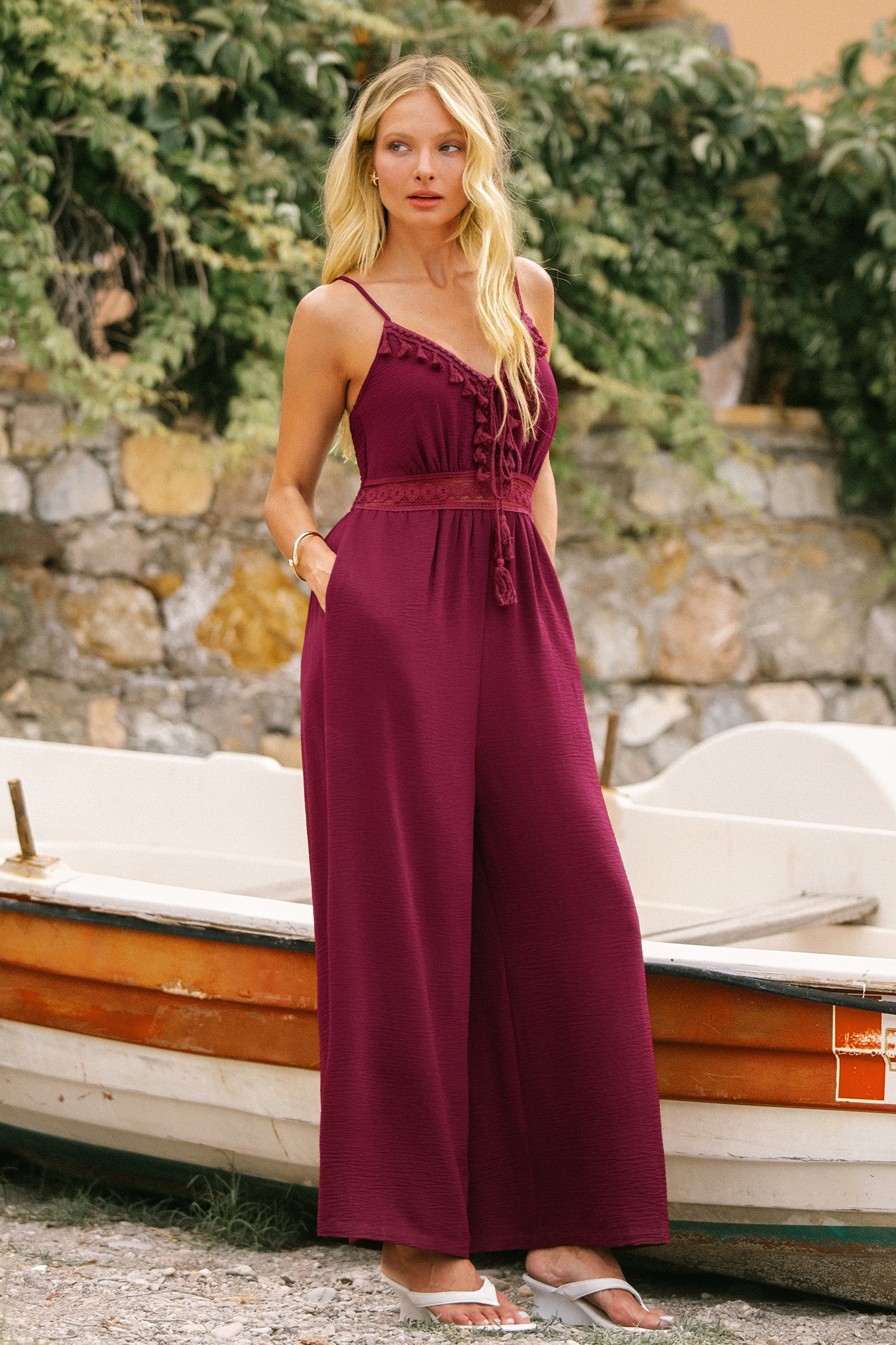 Roter Jumpsuit mit Quastendetails