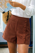 Braune kurze Cordhose mit Knopfdetail