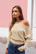 Khakifarbener Langarmpullover mit asymmetrischem Ausschnitt