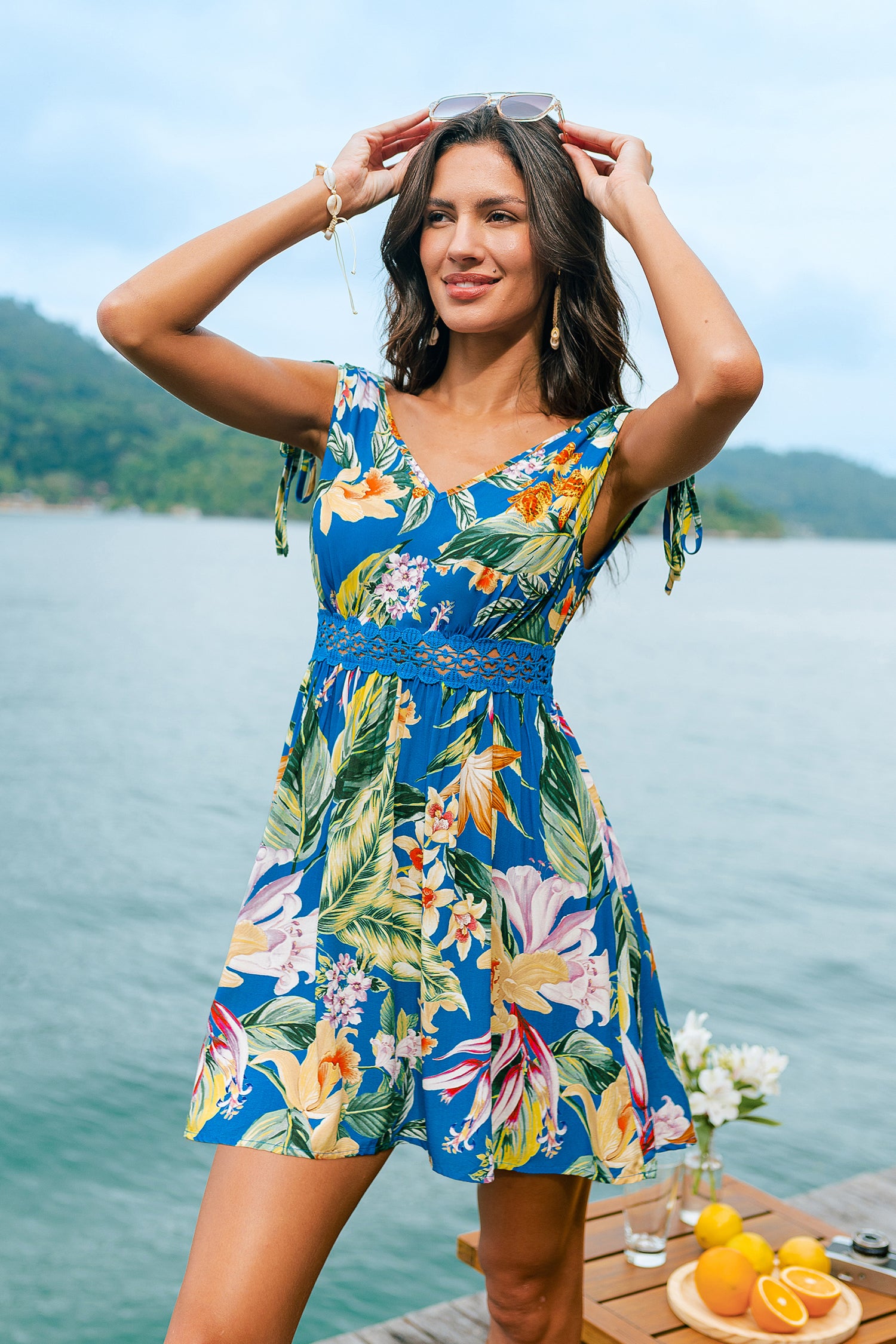 Blau tropisches Min-Strandkleid mit V-Ausschnitt