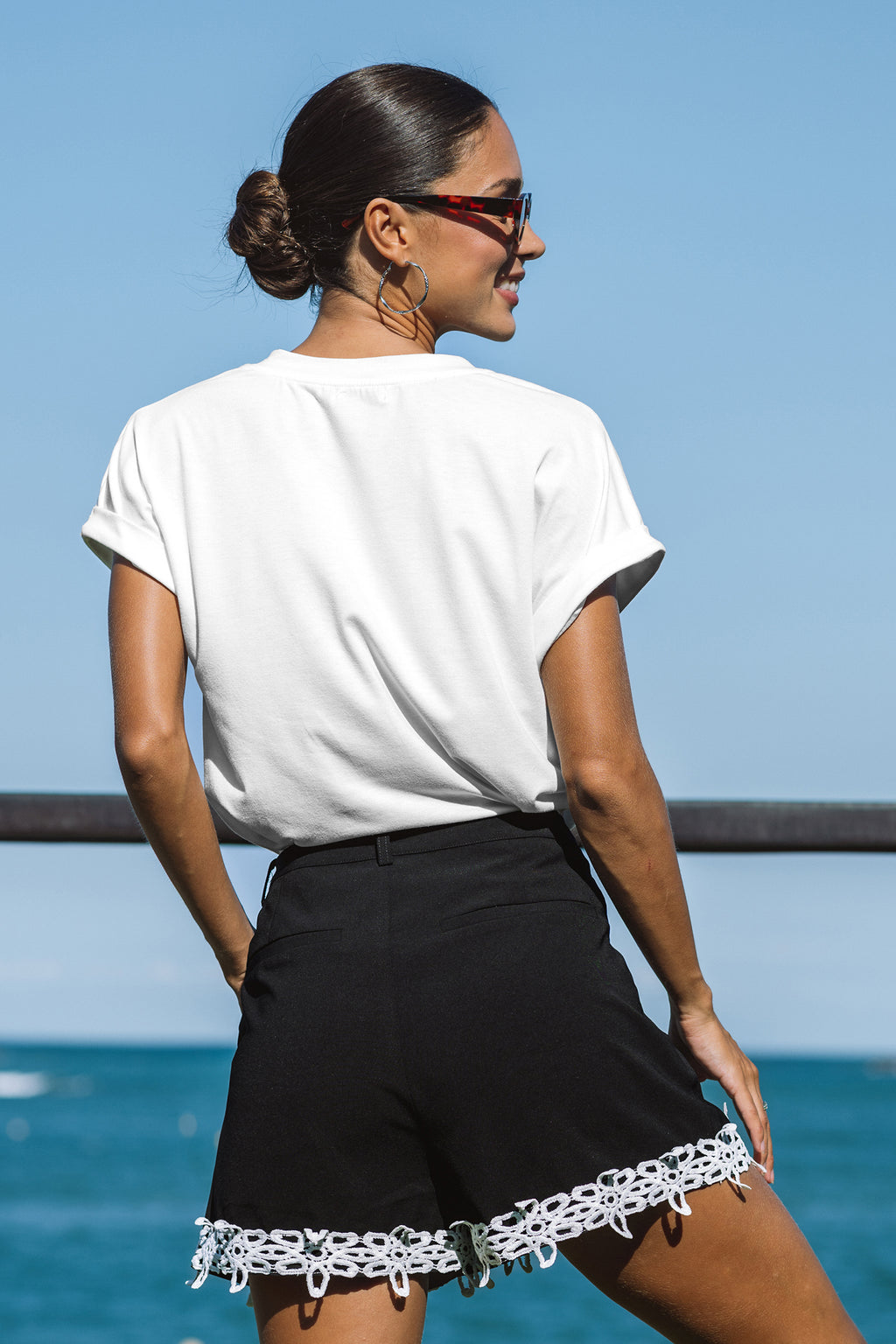 Weißes Kurzarmshirt mit V-Ausschnitt