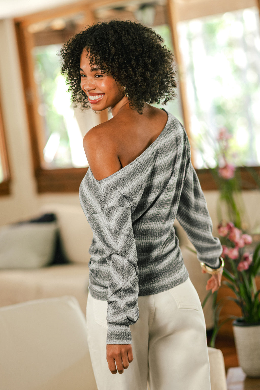 Gestreiftes Langarm Strick-Top mit asymmetrischem Ausschnitt