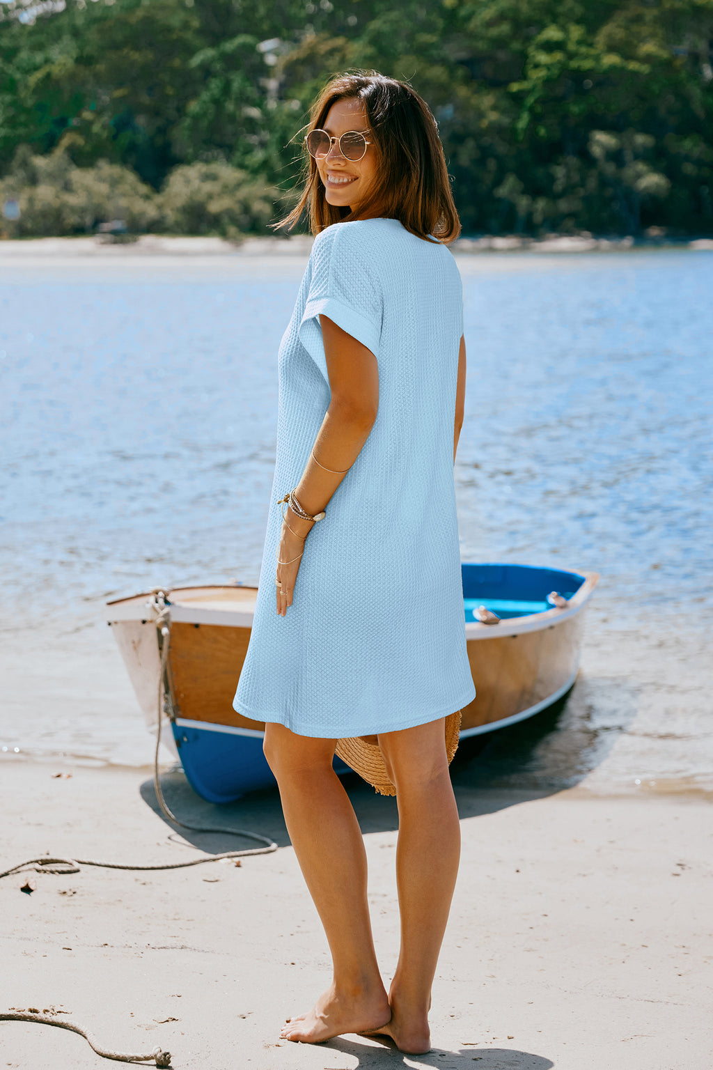 Blaues Mini-Strick-Strandkleid mit V-Ausschnitt