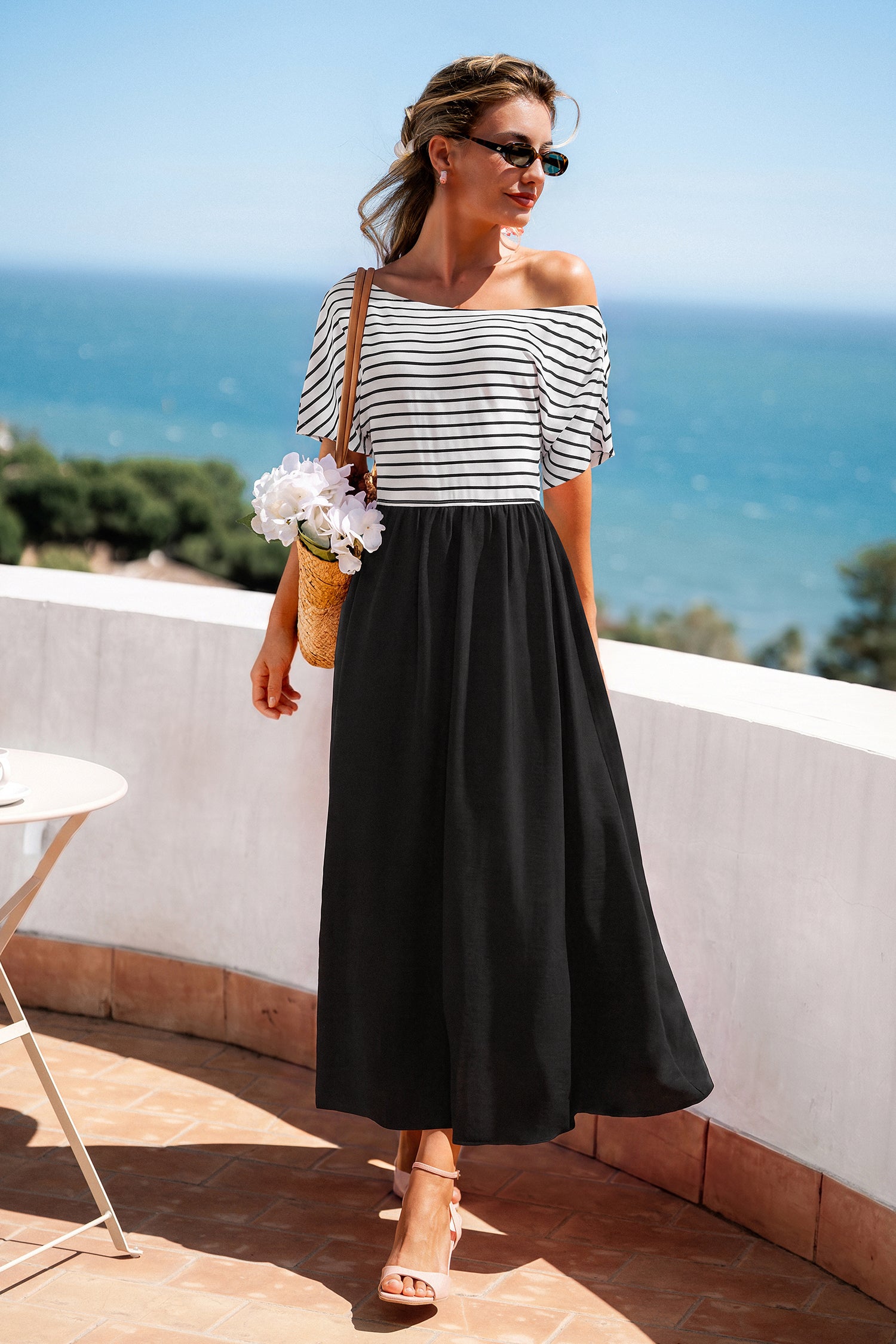 Gestreiftes Maxikleid mit asymmetrischem Ausschnitt