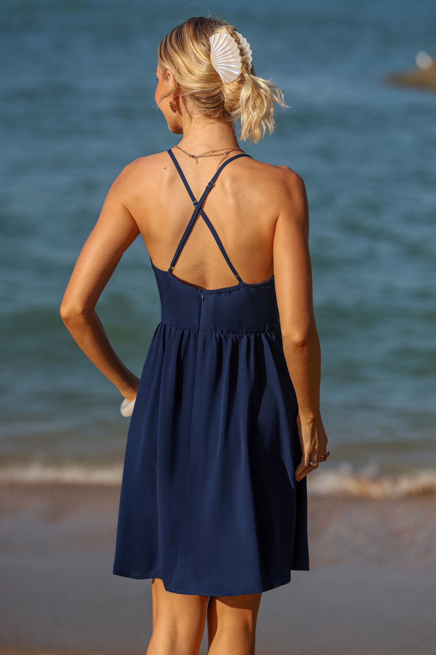 Blaues Mini-Strandkleid mit tiefem Ausschnitt und Spitzenbesatz