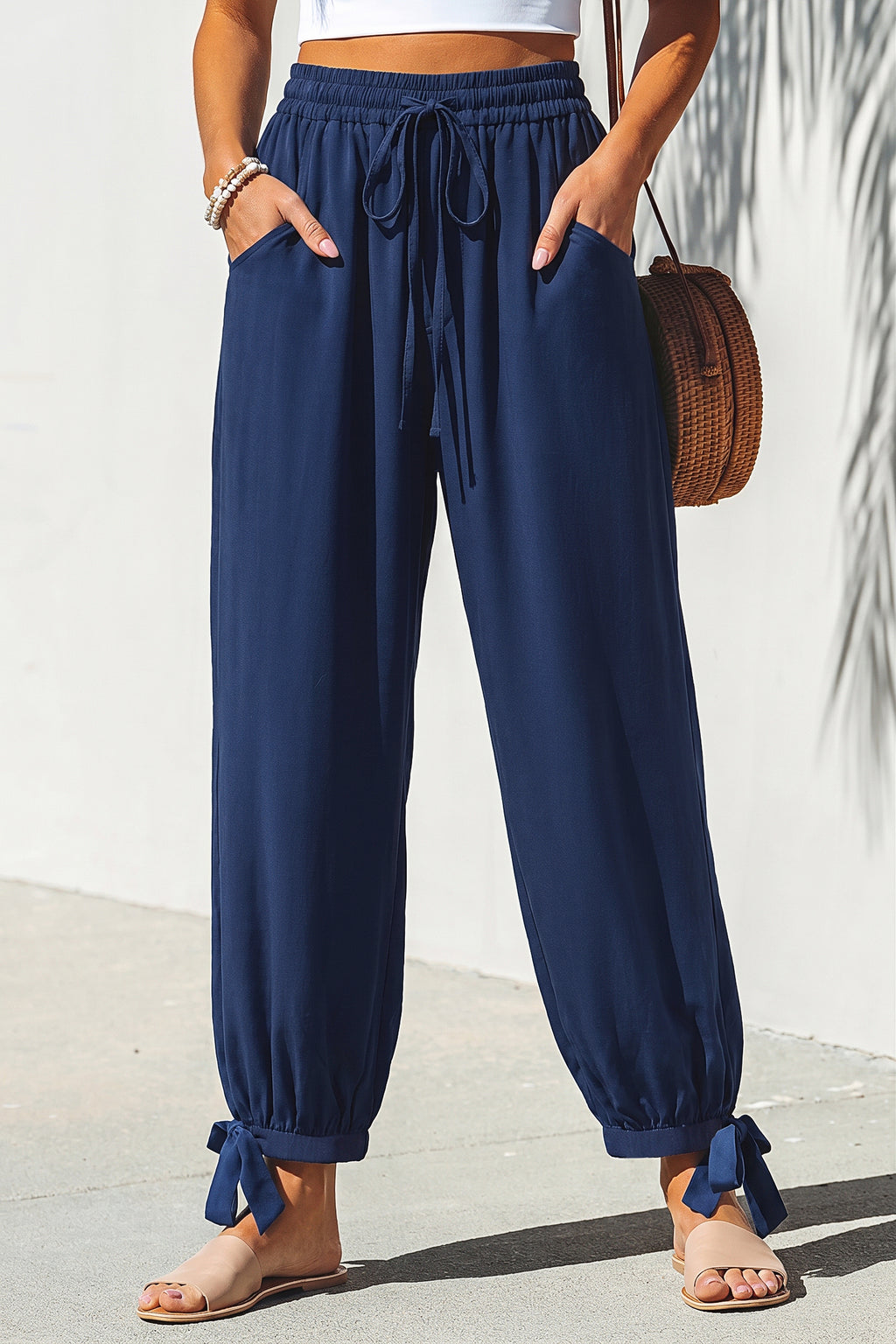 Marineblaue Hose mit zulaufendem Bein