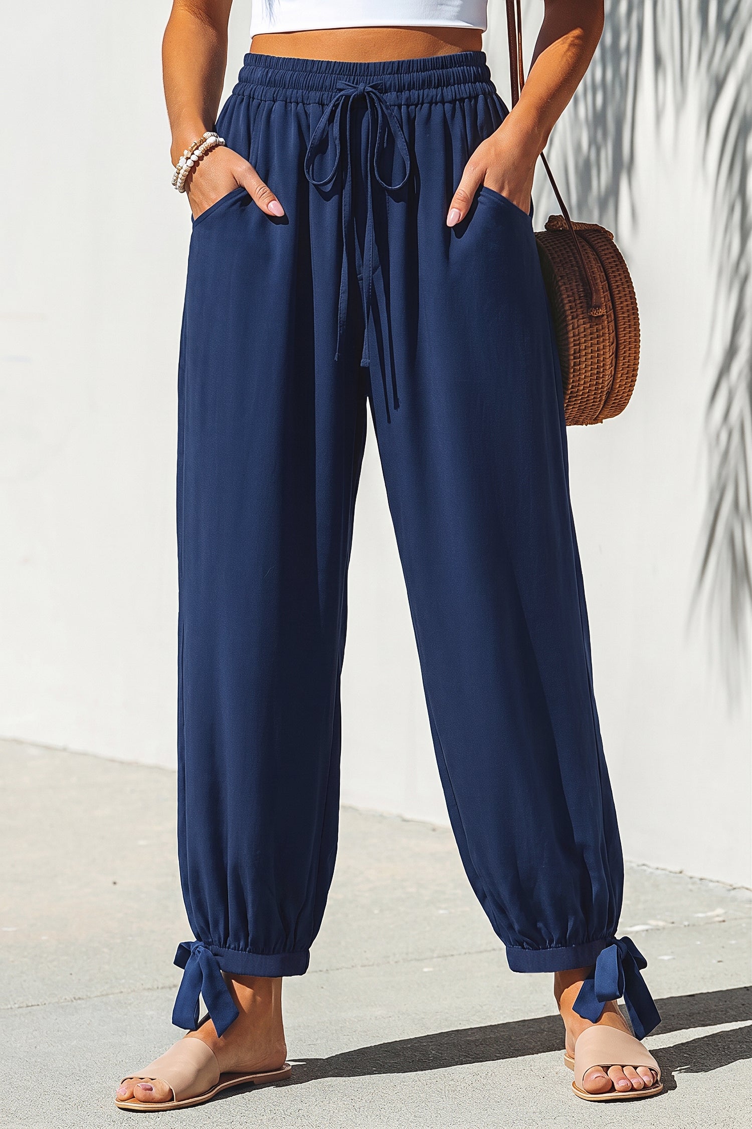 Marineblaue Hose mit zulaufendem Bein