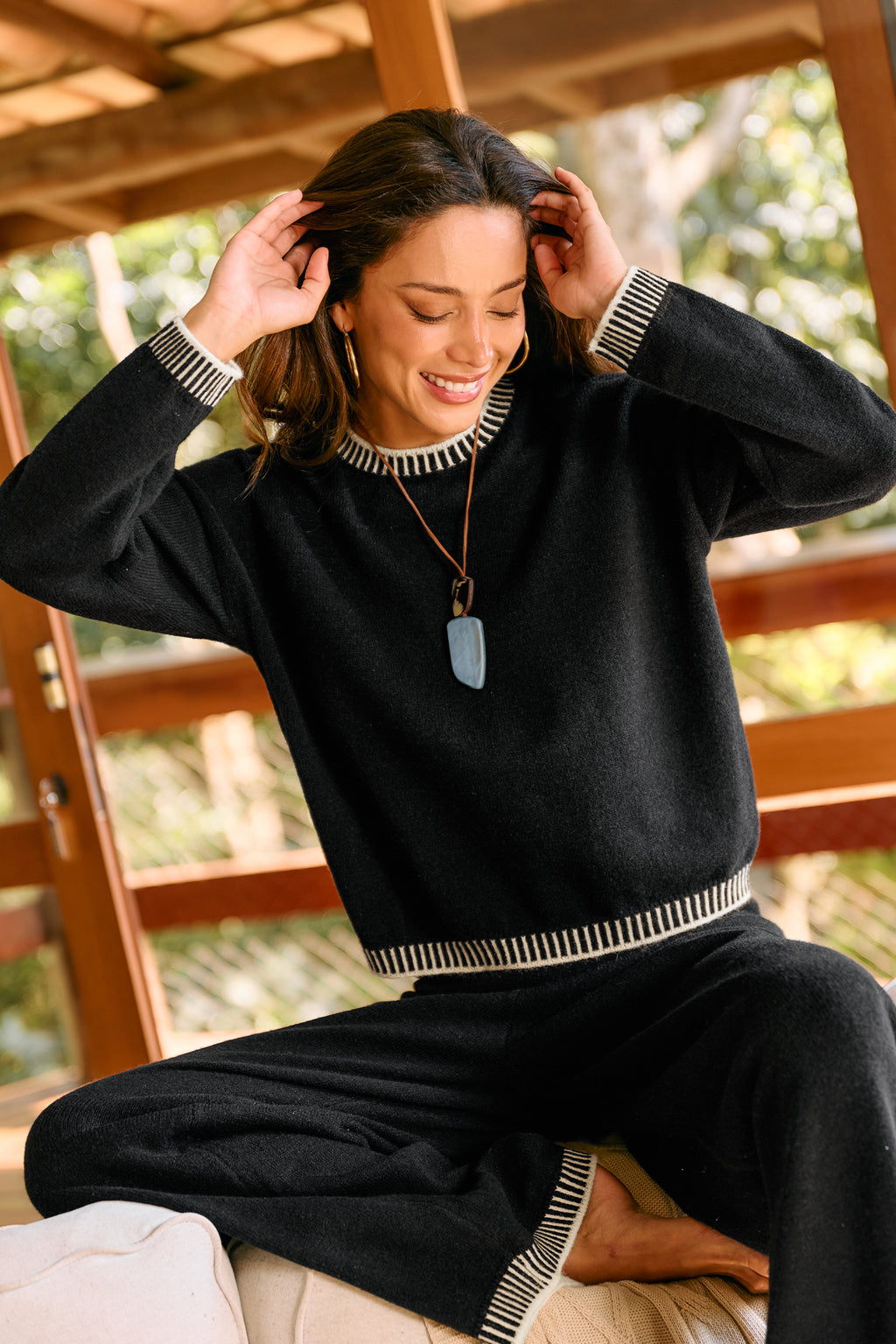 Schwarzer Langarmpullover mit Kontrastdetails