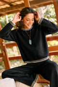 Schwarzer Langarmpullover mit Kontrastdetails