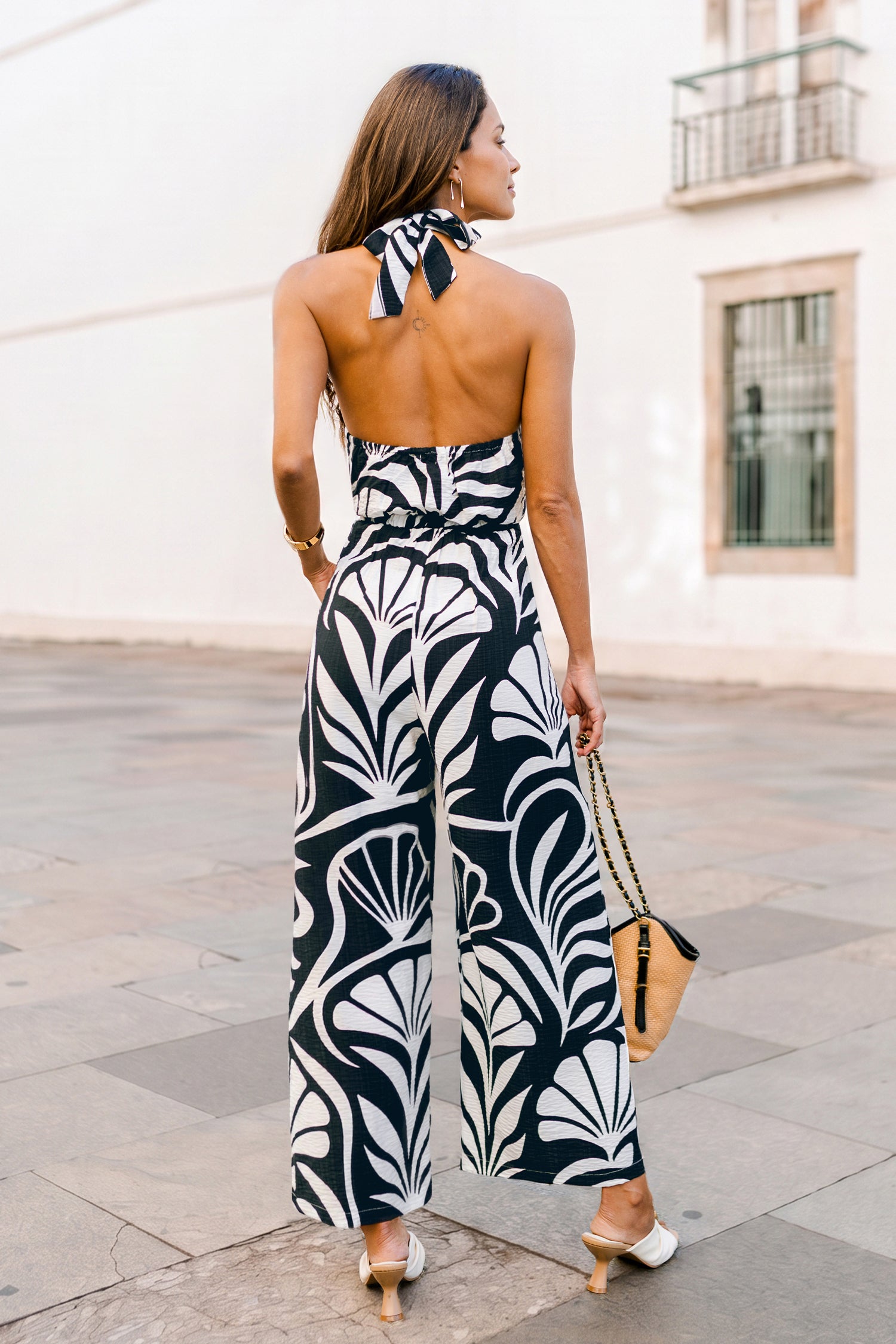 Schwarzer ärmelloser Jumpsuit mit hohem Ausschnitt