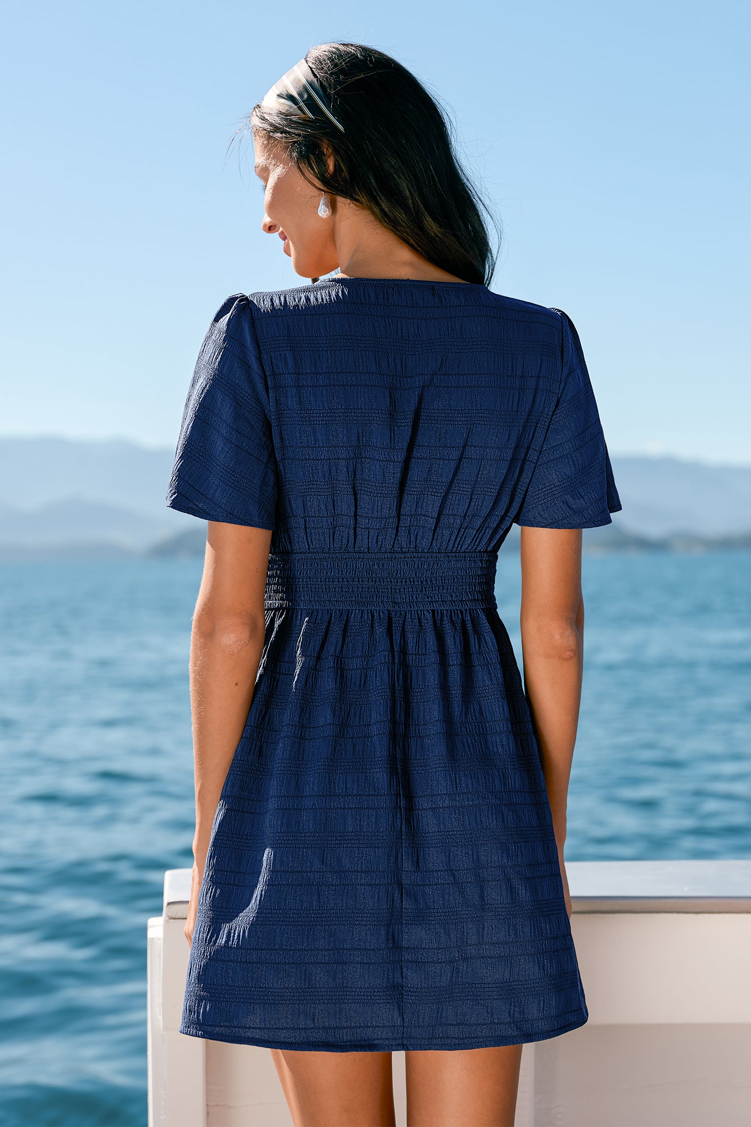 Blaues Kurzarm Mini-Sommerkleid mit V-Ausschnitt