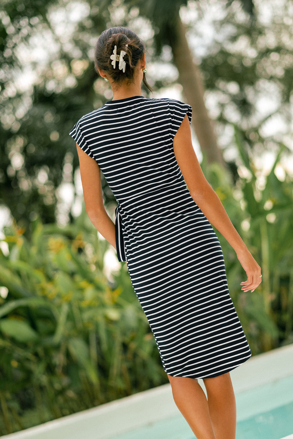 Gestreiftes Midi-Freizeitkleid mit Taillenband