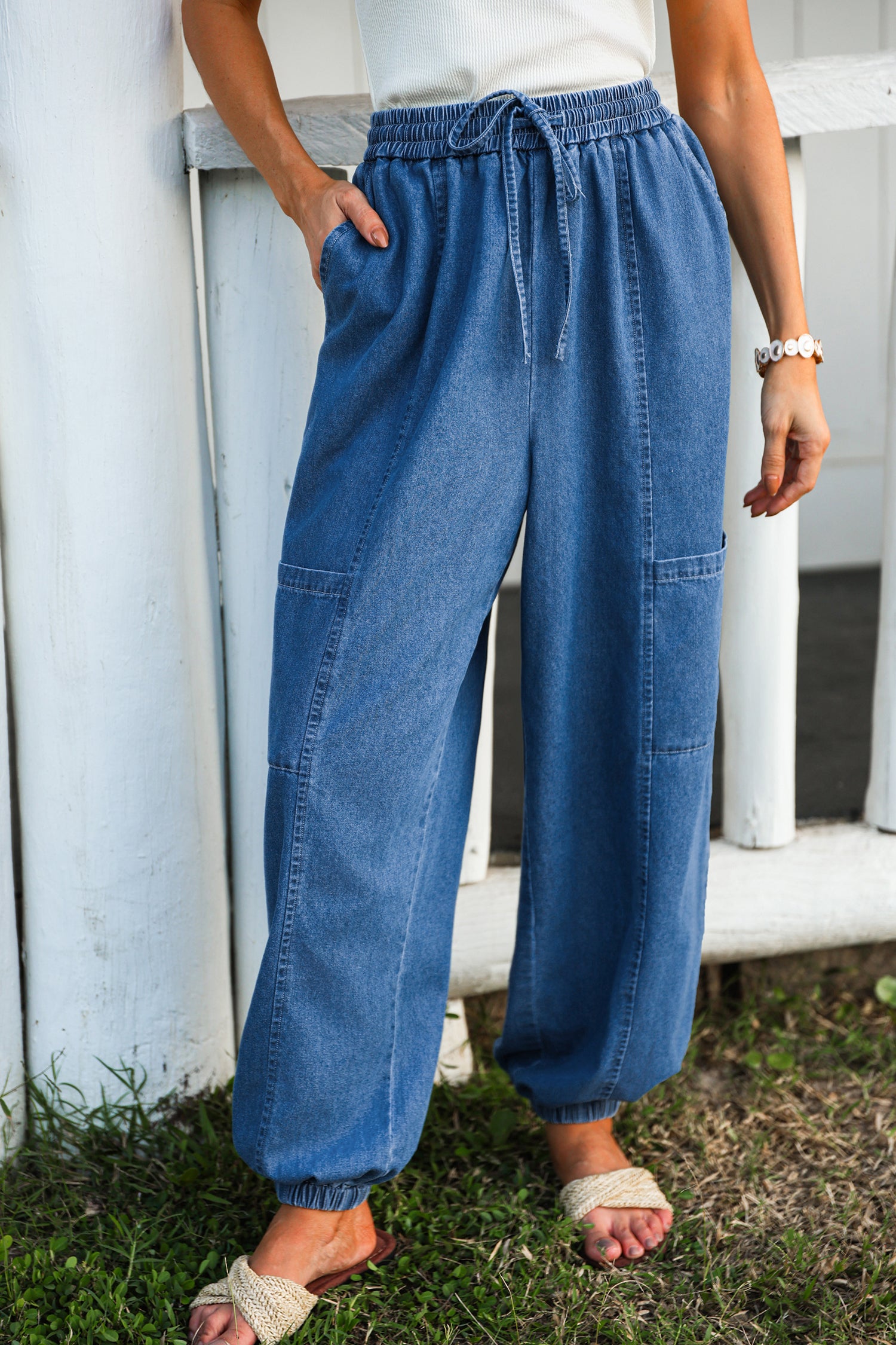 Blaue Jeanshose mit elastischem Bund