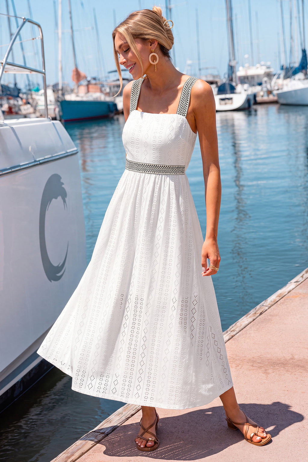 Weißes Maxi-Sommerkleid mit eckigem Ausschnitt und Lochstickerei