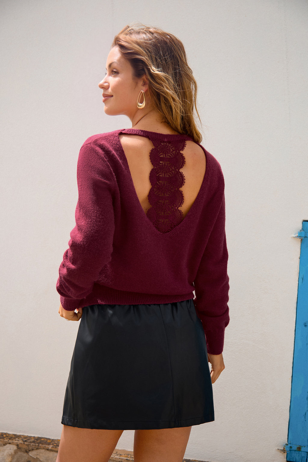Roter Langarmpullover mit offenem Rücken
