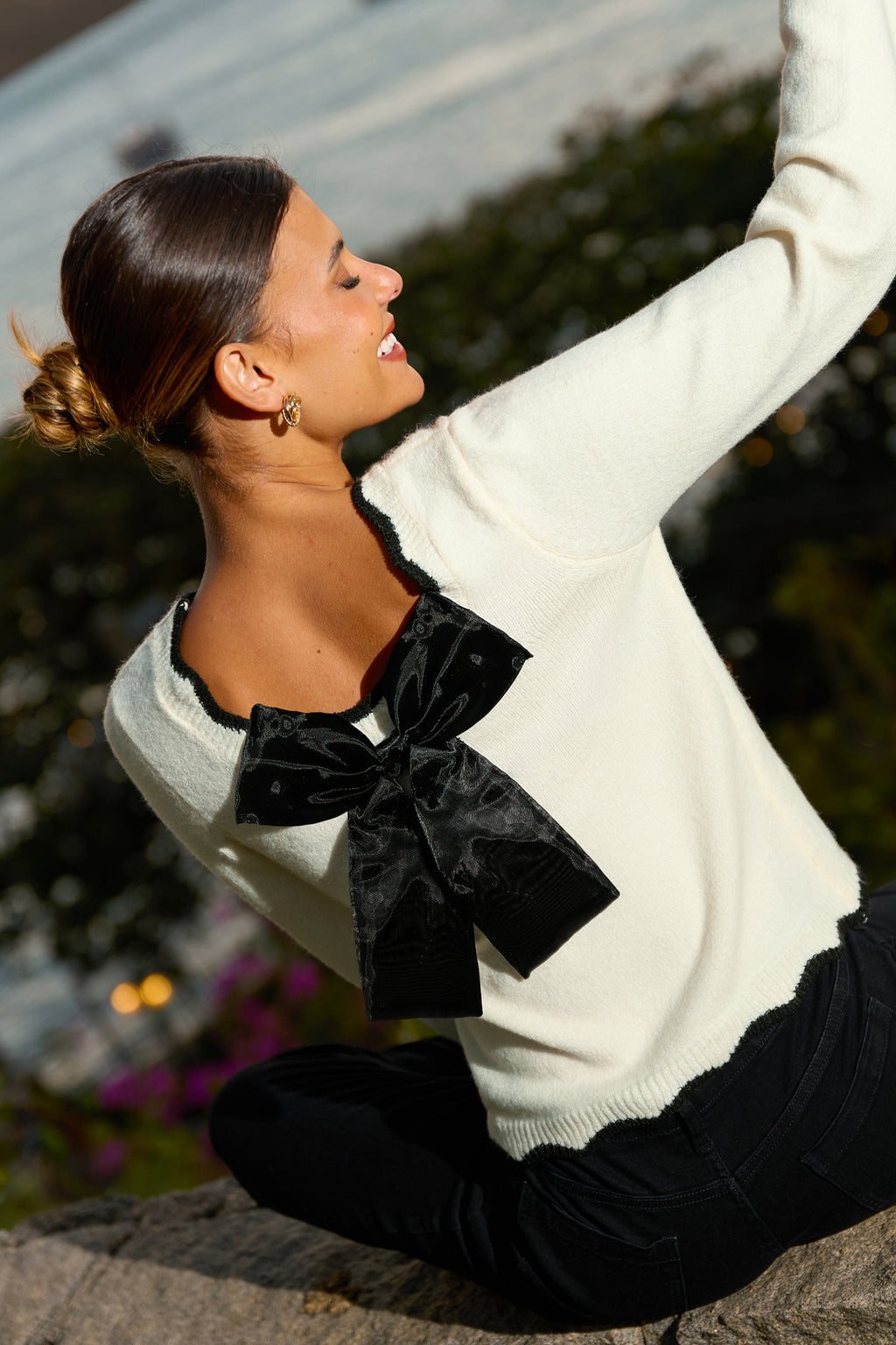 Weißer Langarmpullover mit Rundhalsausschnitt und Kontrastdetails