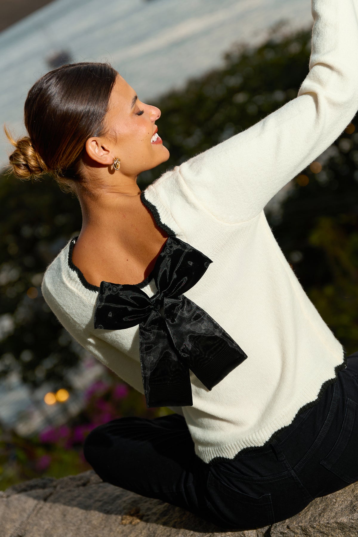 Weißer Langarmpullover mit Rundhalsausschnitt und Kontrastdetails