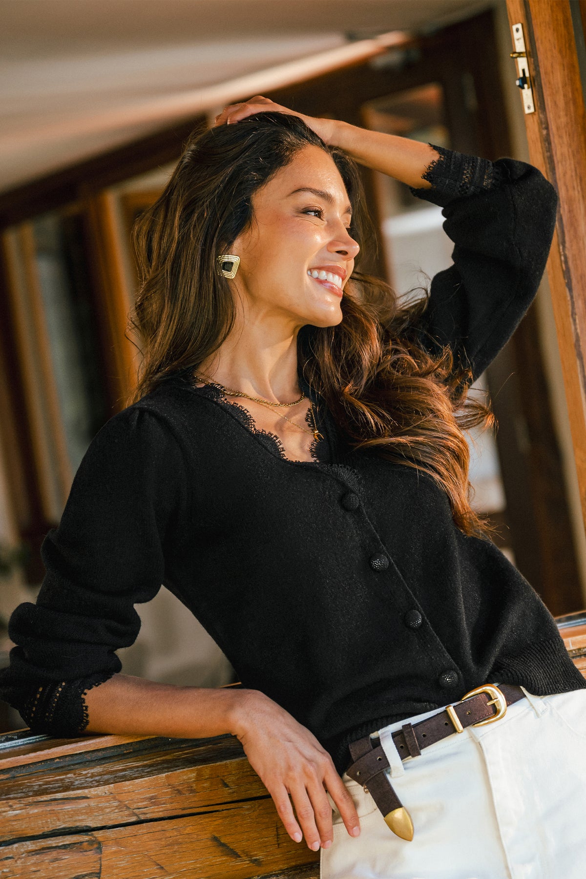 Schwarze V-Ausschnitt Strickjacke mit Spitzenbesatz