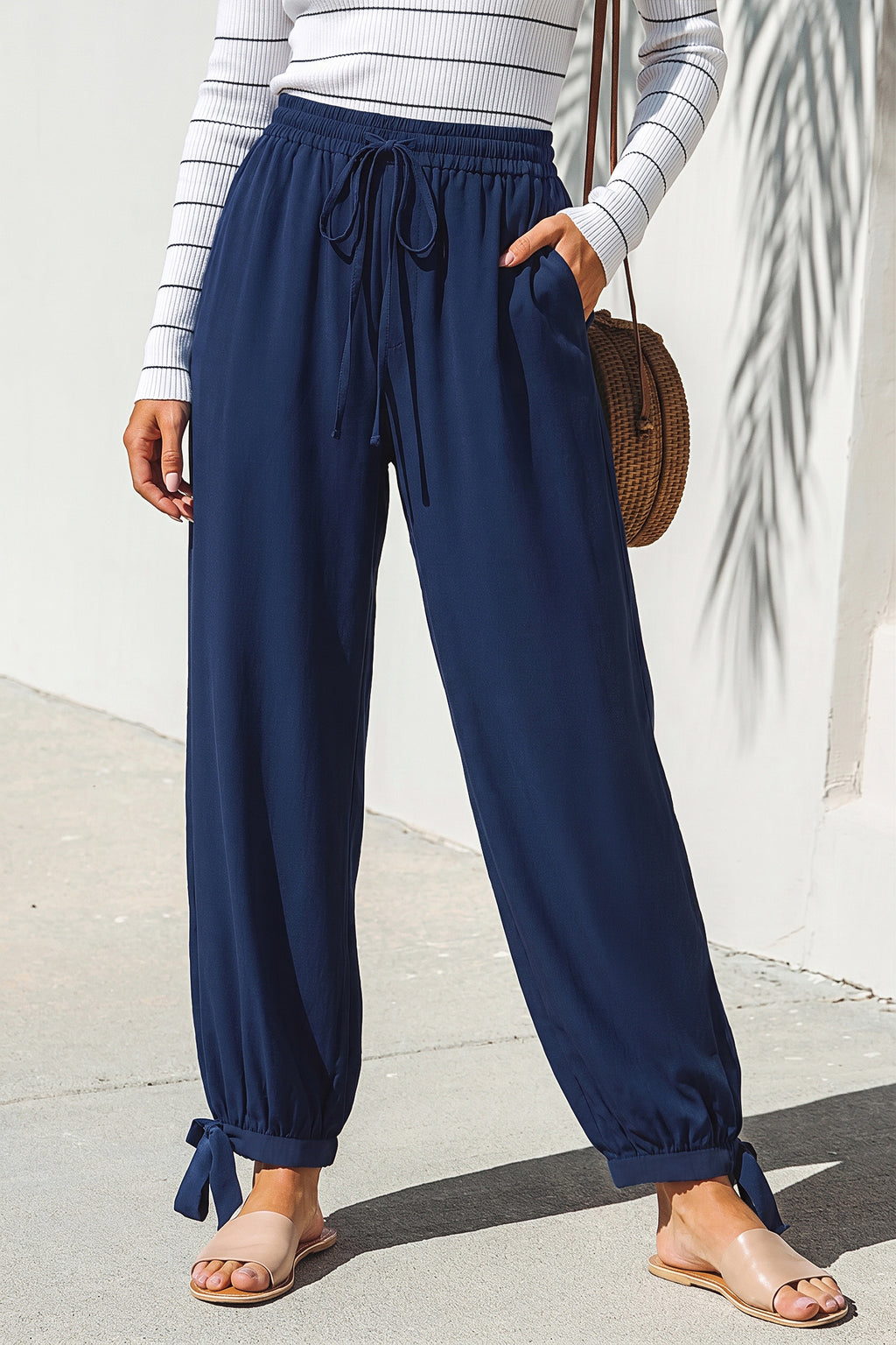 Marineblaue Hose mit zulaufendem Bein