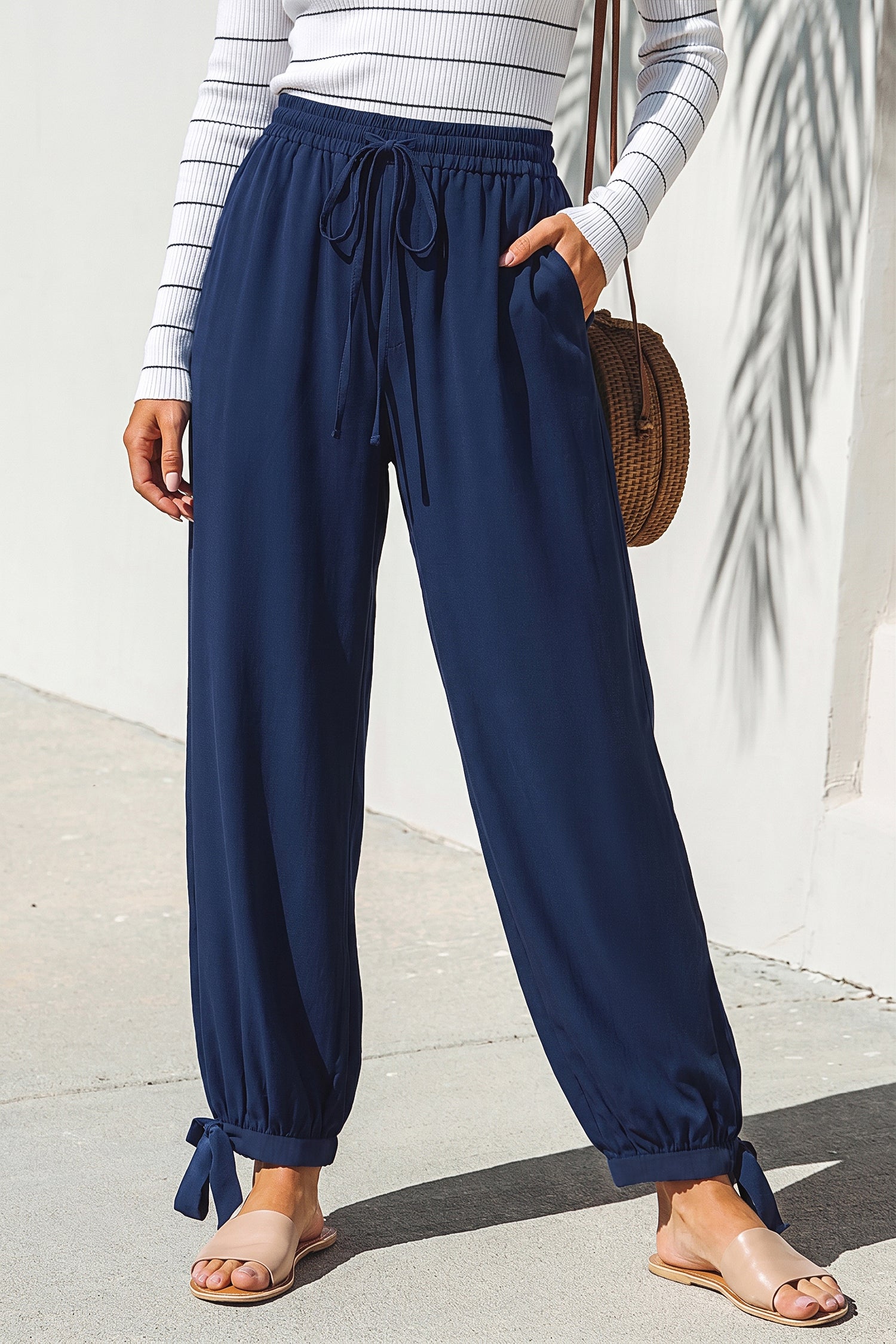 Marineblaue Hose mit zulaufendem Bein