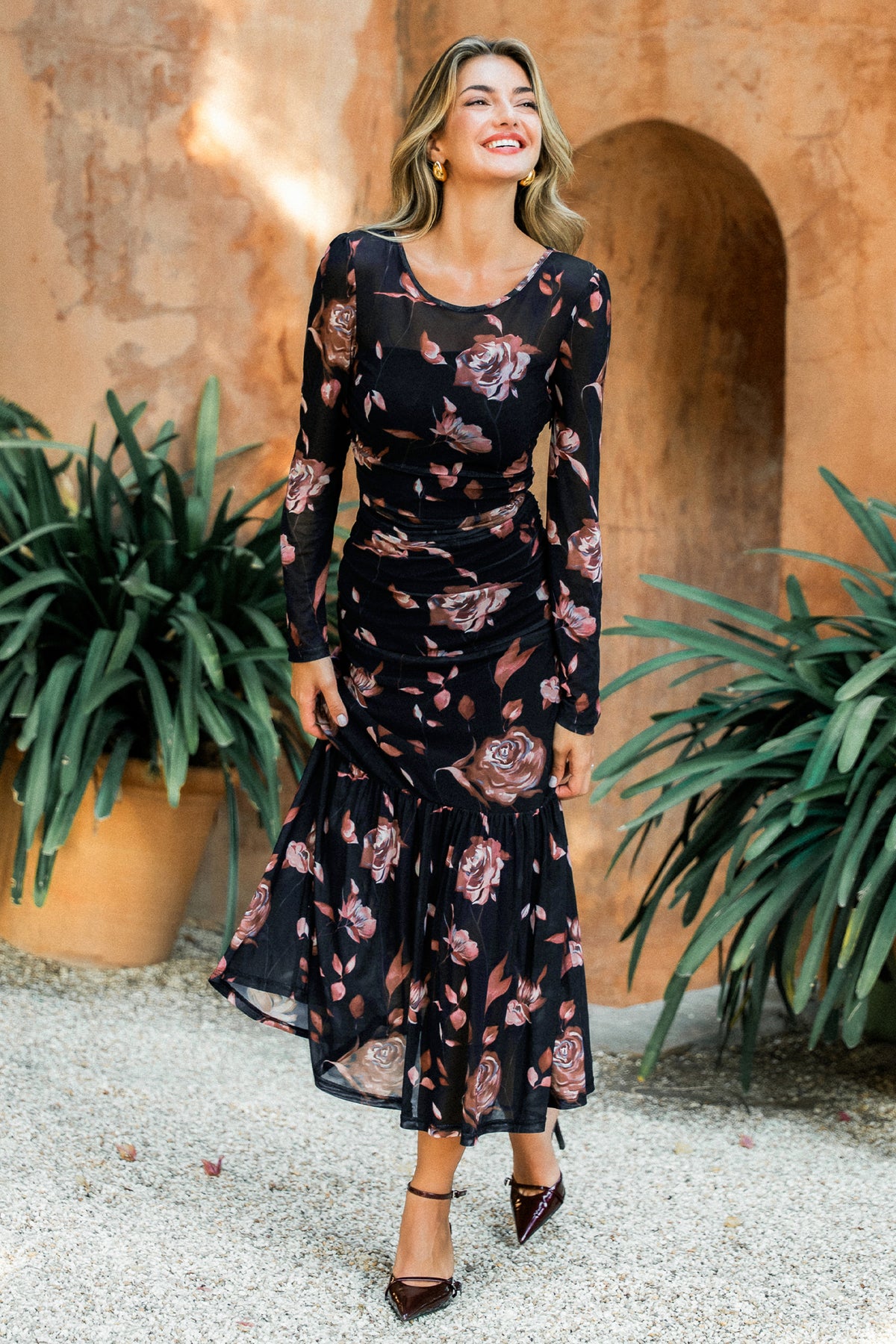 Schwarzes geblümtes elegantes Langarm Mesh-Maxikleid