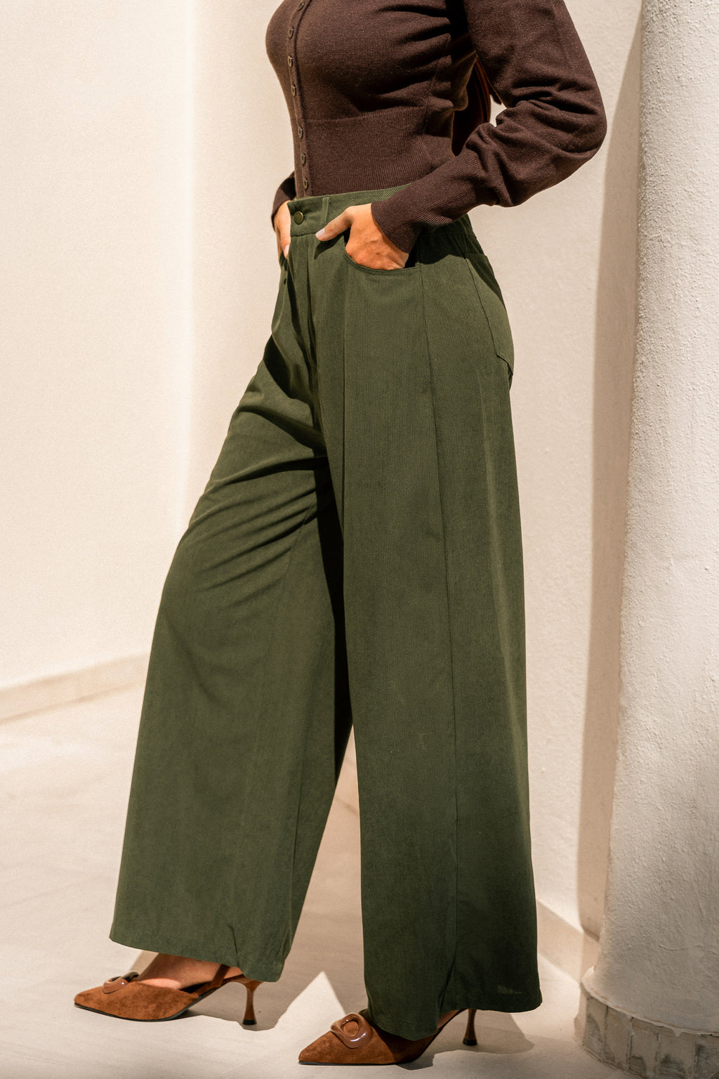 Grüne gerade Hose mit Gürtelschlaufen